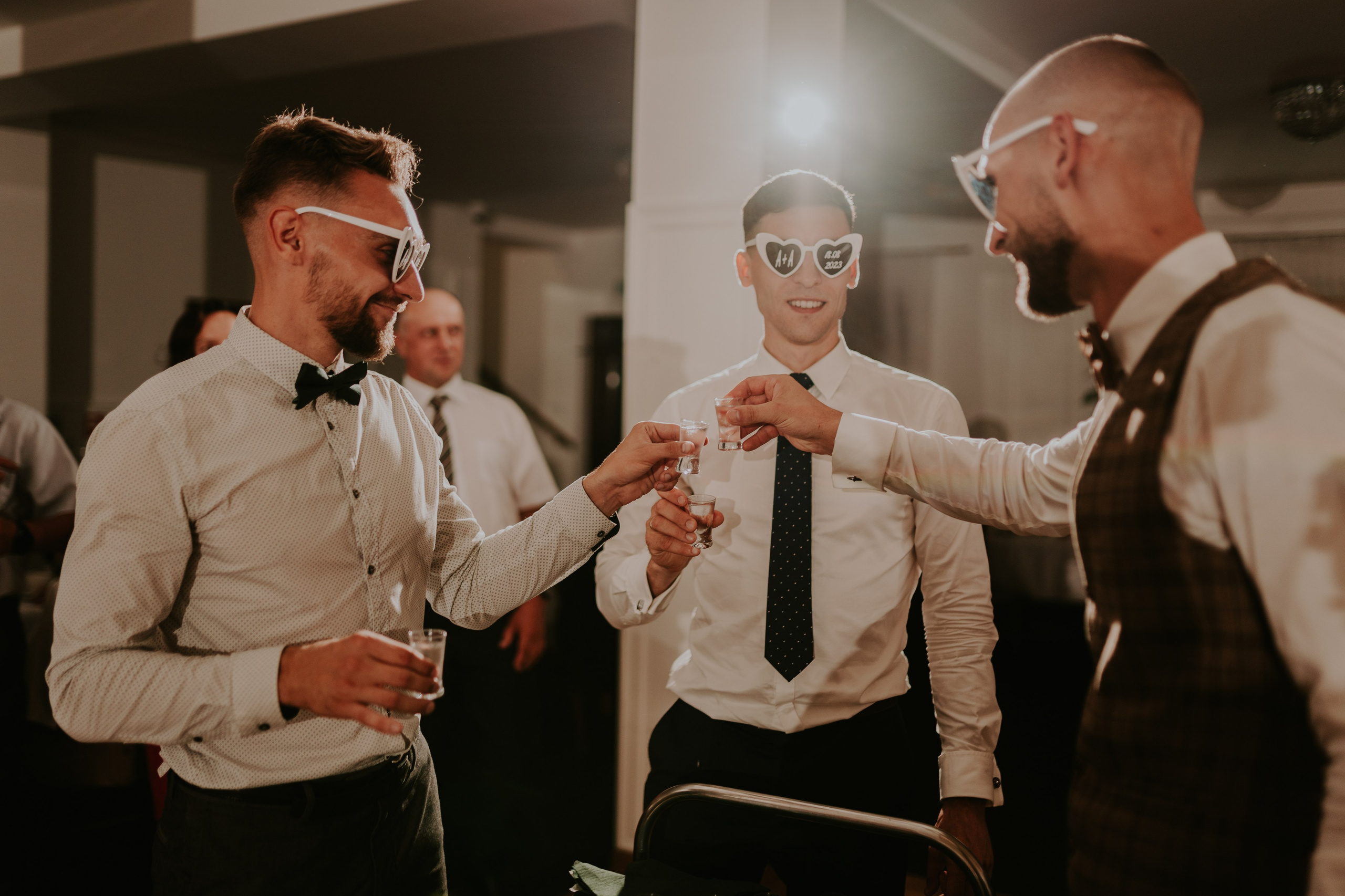 Dwór Wierzbno: plenerowy ślub pod wierzbą. Karkowskafoto - fotografia miłości