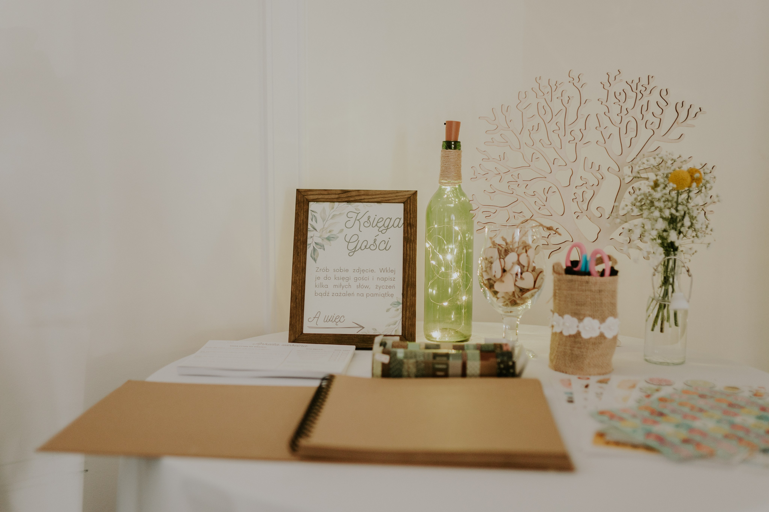 Dwór Wierzbno: plenerowy ślub pod wierzbą. Karkowskafoto - fotografia miłości