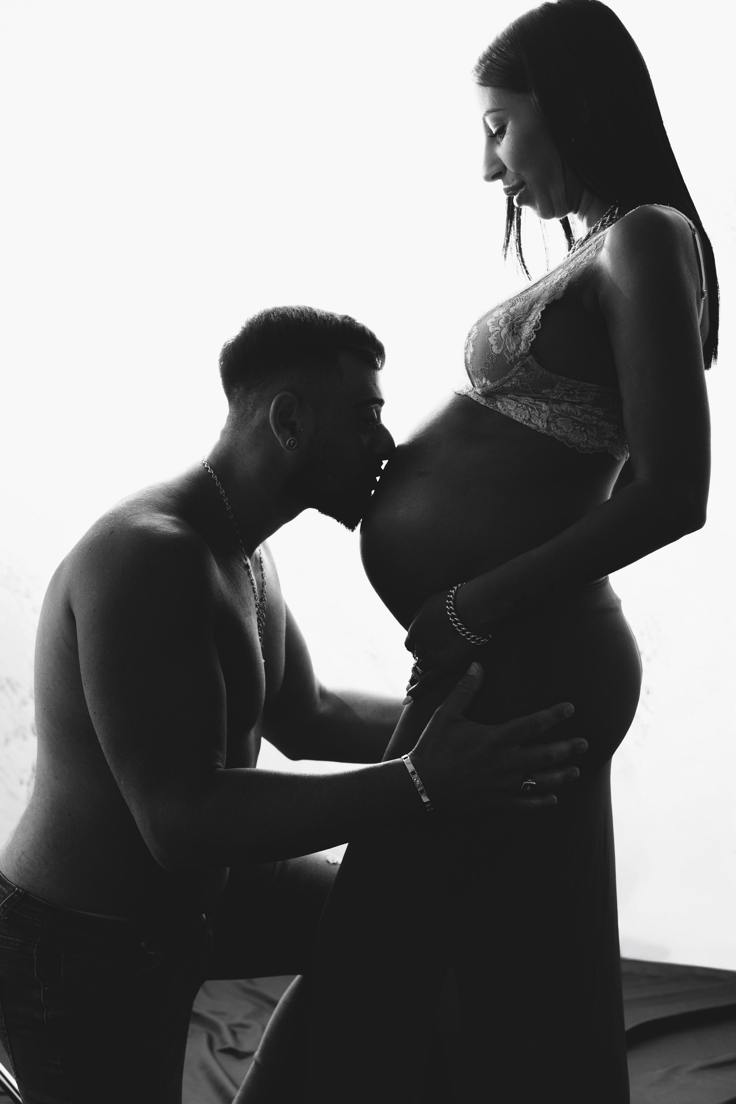 Fotografia Maternity Artistica a Pomezia – Ritratti Eleganti in Studio