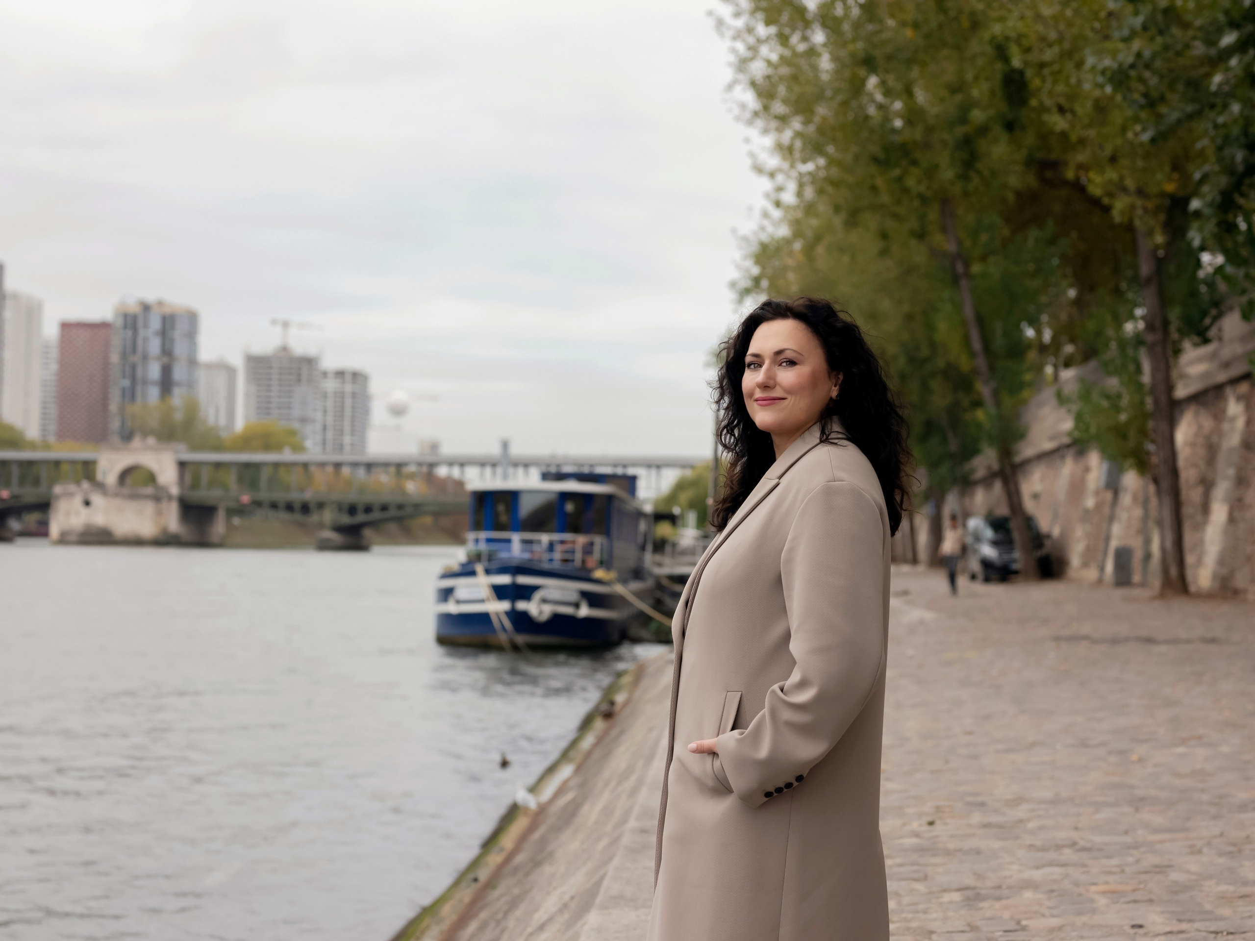 Street photoshoot in Paris. Alina Tagzieva- a photograper in Paris