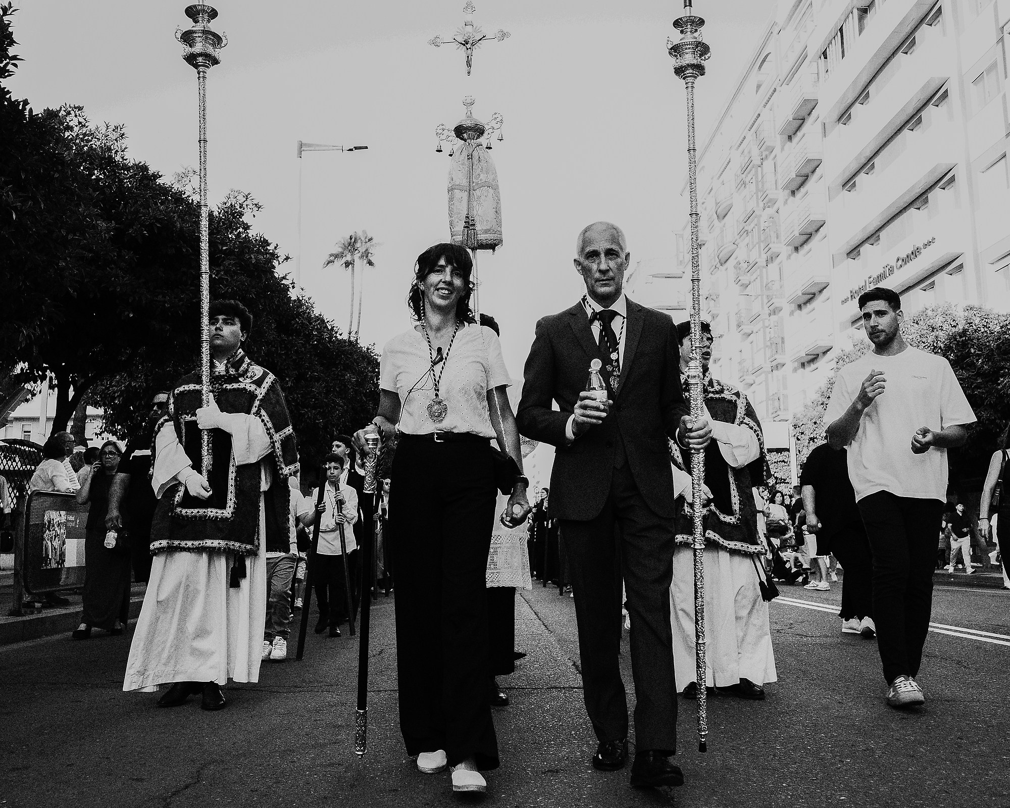 Cuando la calle te pone a prueba: Fotografía Documental en el Corpus de Huelva con Ricoh GR IV. Fotógrafo profesional en Sevilla Francisco Guerrero