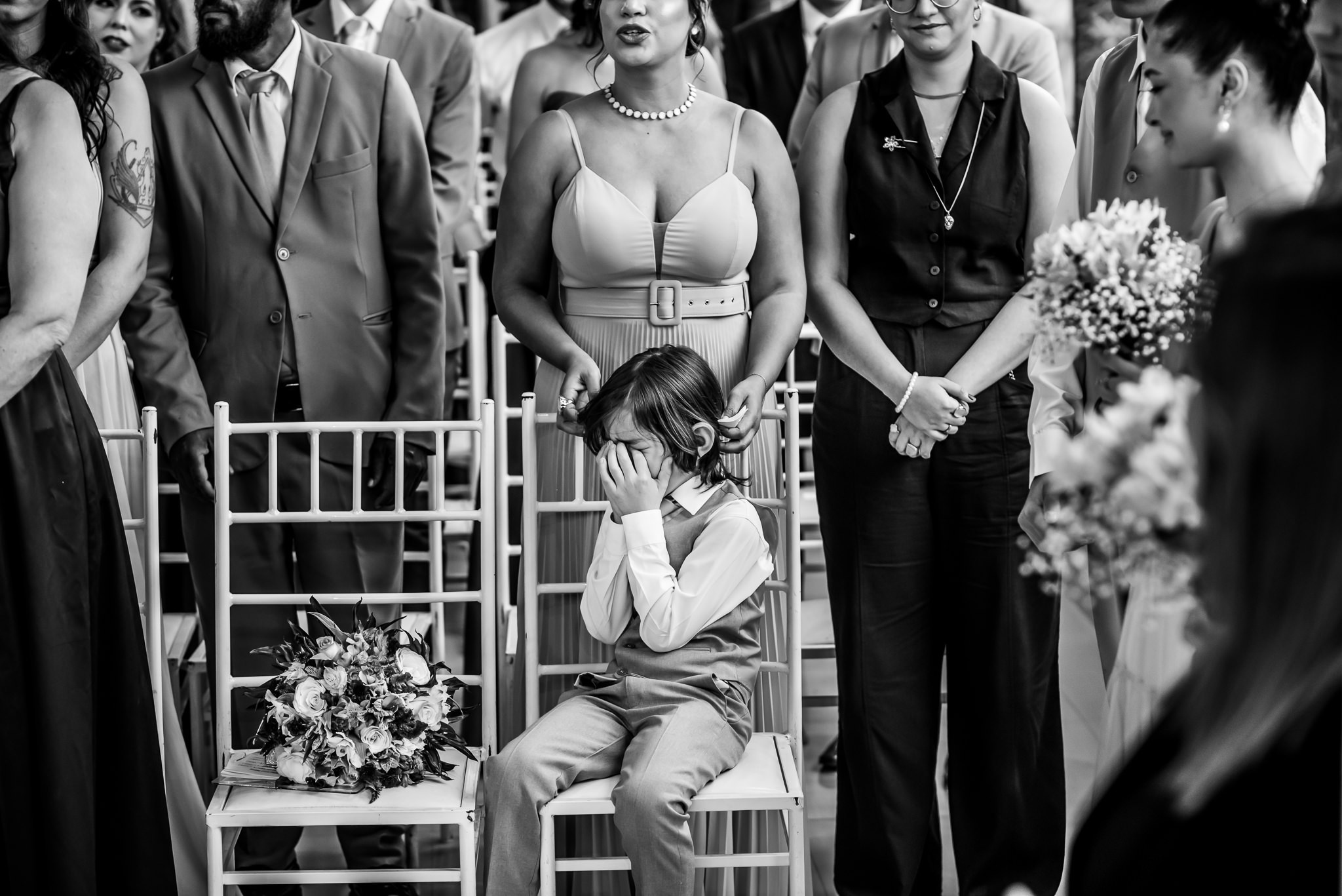 criança chorando em cerimonia de casamento