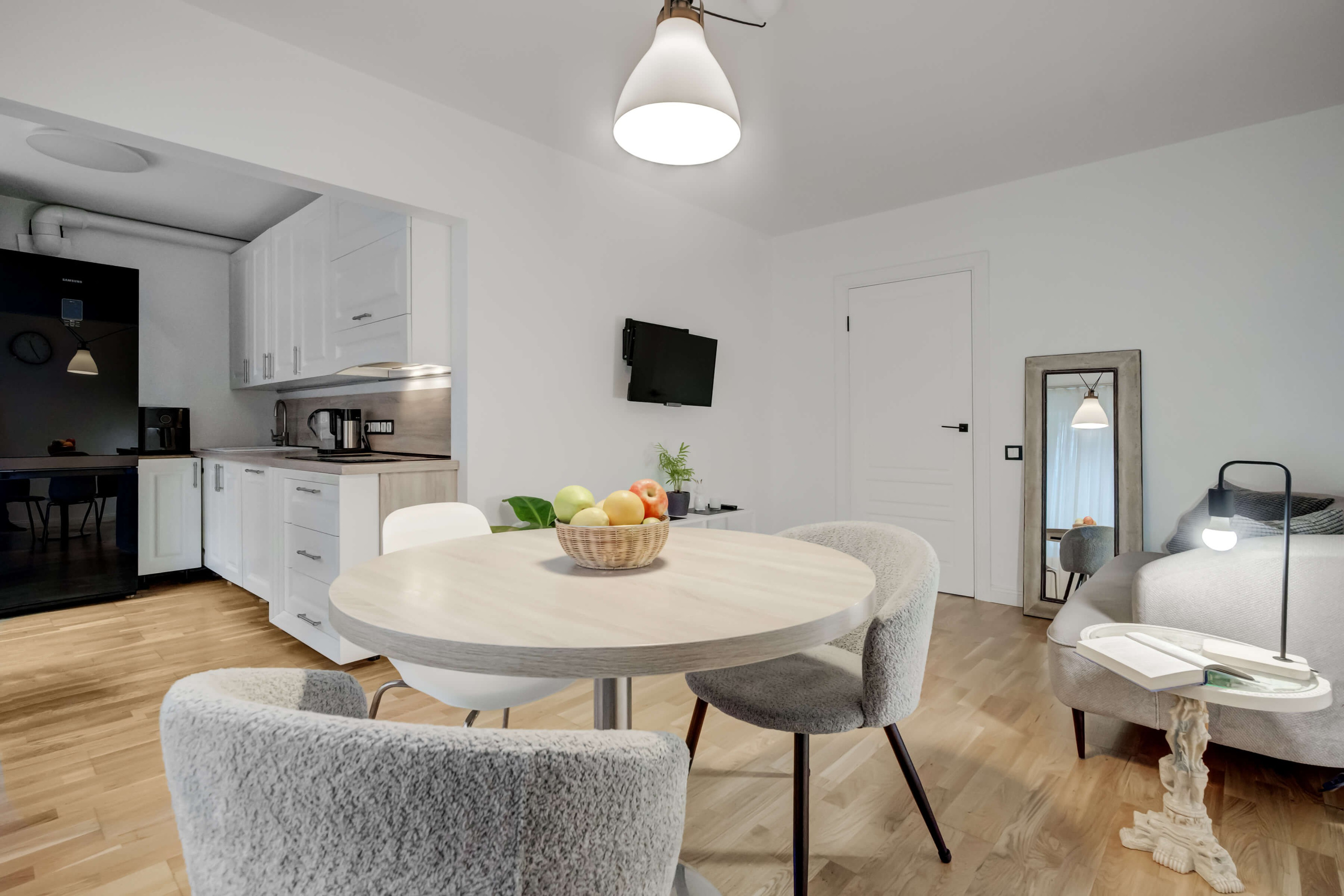 Plačiakampis vaizdas: svetainė ir virtuvė, kur viskas apgalvota iki smulkmenų – gyventi malonumas.