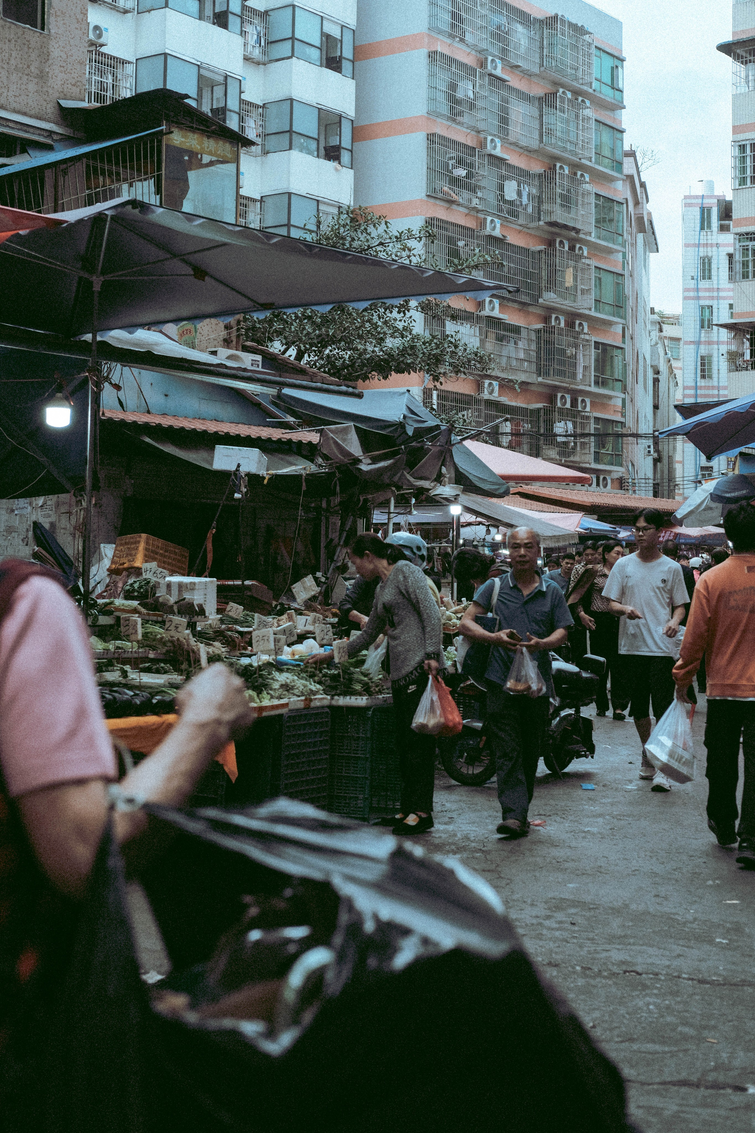 Guangzhou Street Market| Candid Street Photography by Yukophotography | 街头摄影师广州