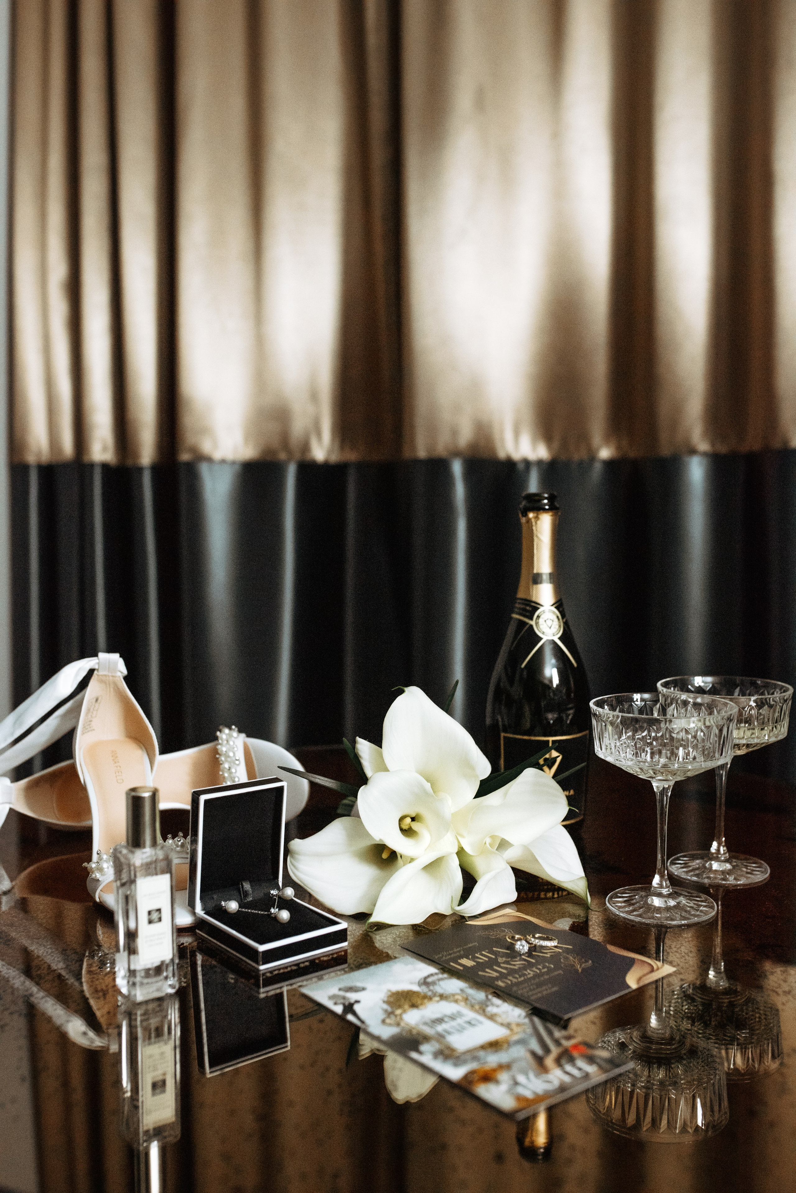 Hääsormukset ja kukka-asetelmat valokuvattuna modernilla, taiteellisella tyylillä.