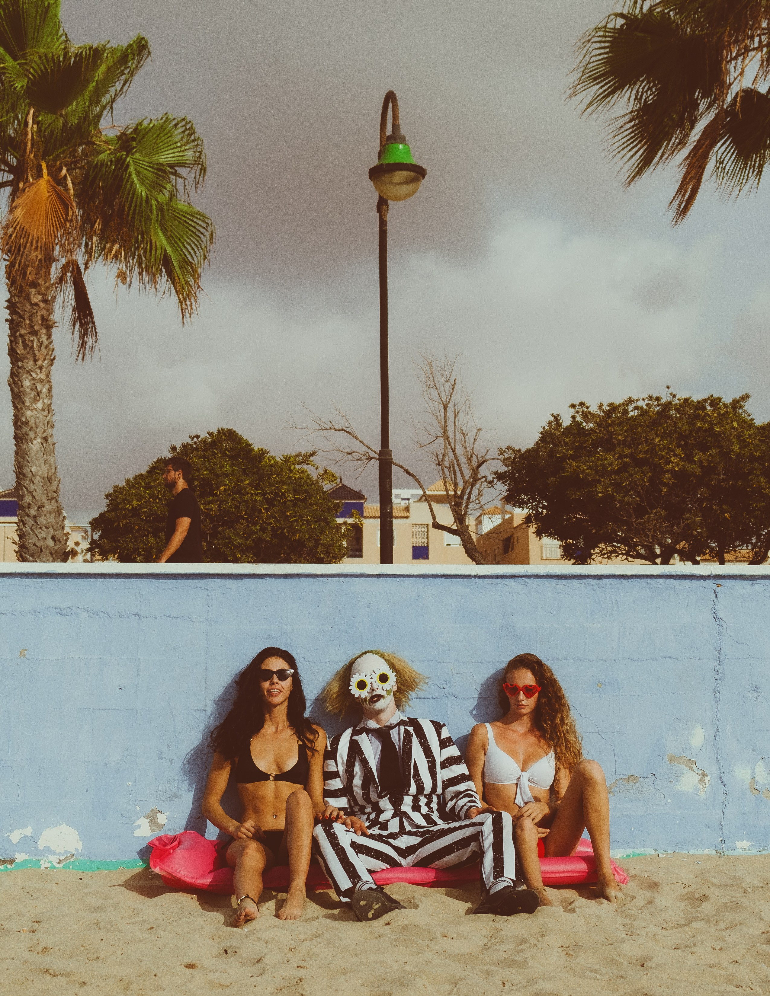 Beetlejuice на море: Экспериментальная фотосессия с цирковыми артистами — Фотограф Андрей Луковников