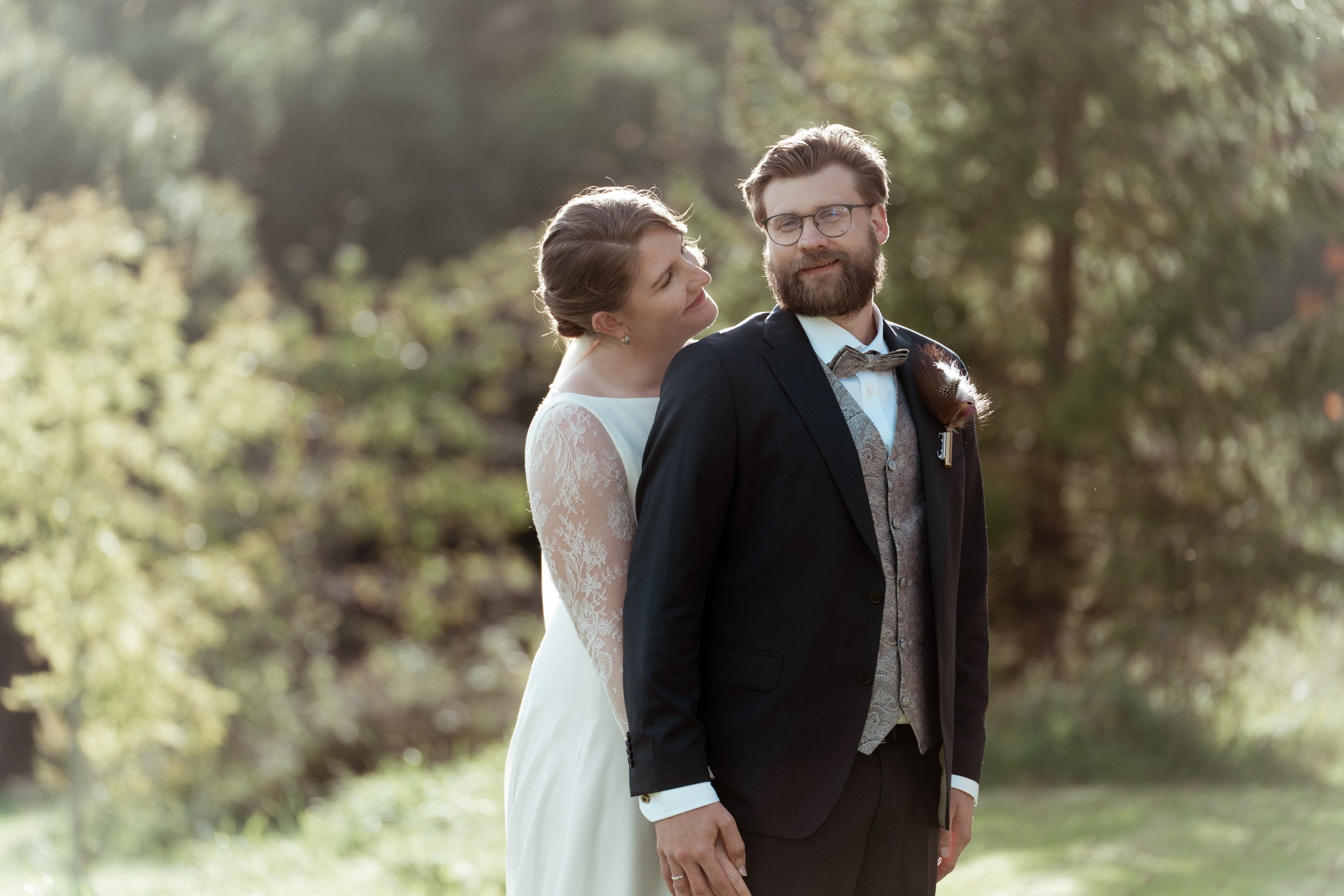 Det vakre brudeparet går ved siden av hverandre, ser og smiler til hverandre en sensommerdag