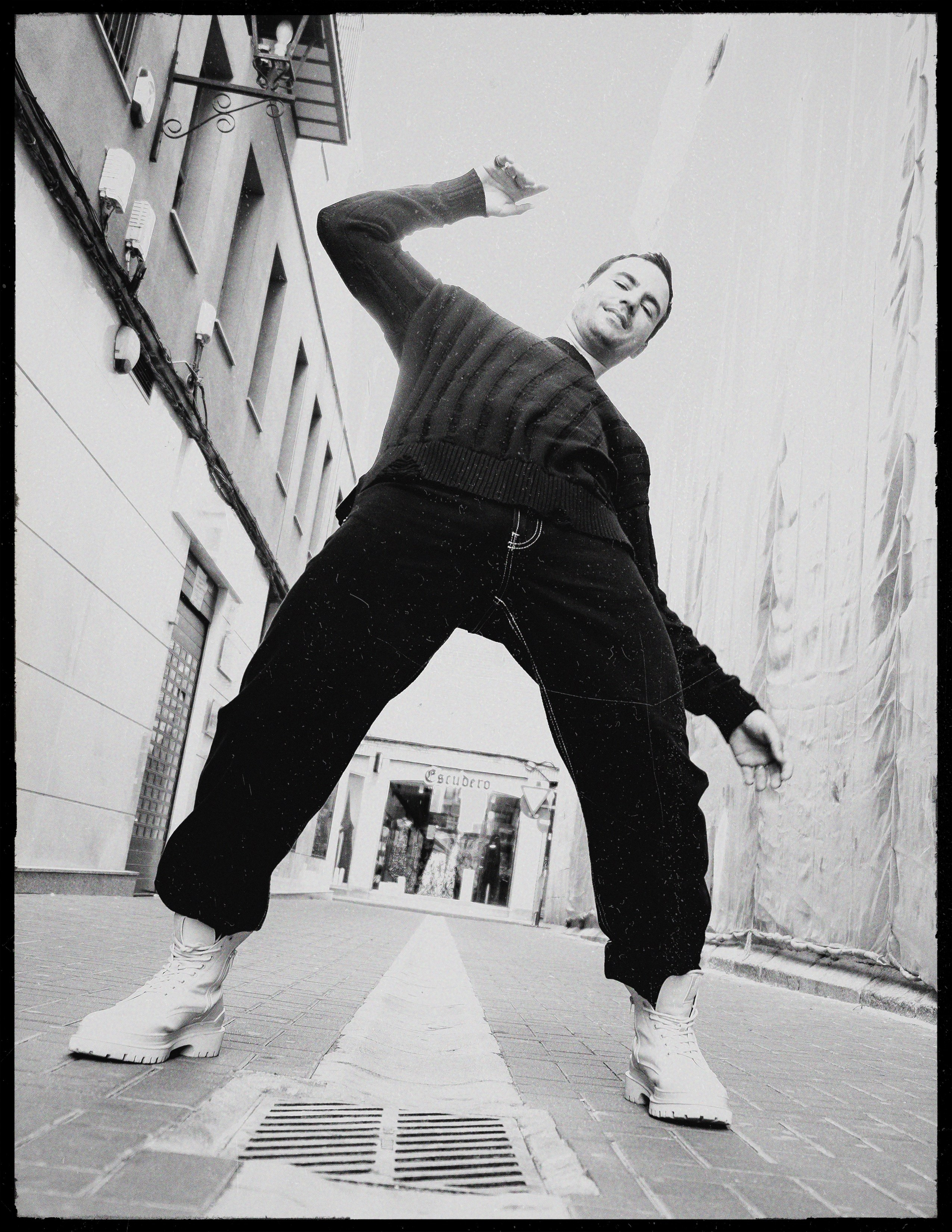 Эффектная фэшн-фотосессия для актера в старом городе Ориуэла — Портретный фотограф в Испании