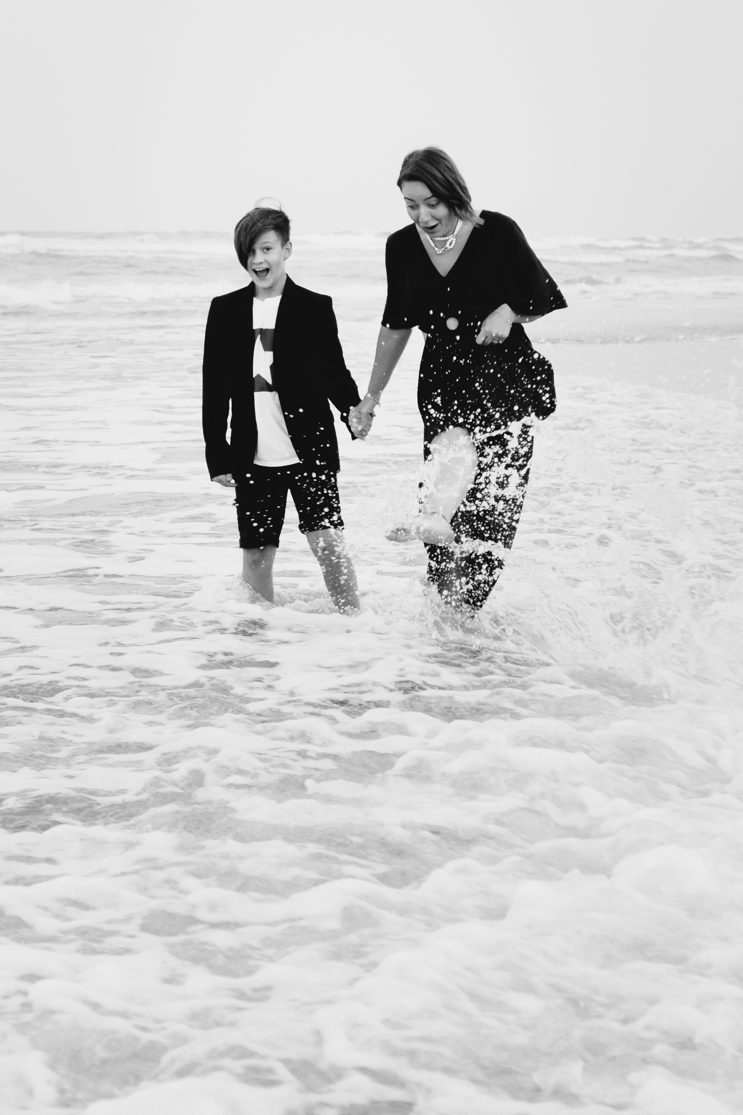 Atmospheric family photo session on the beach
