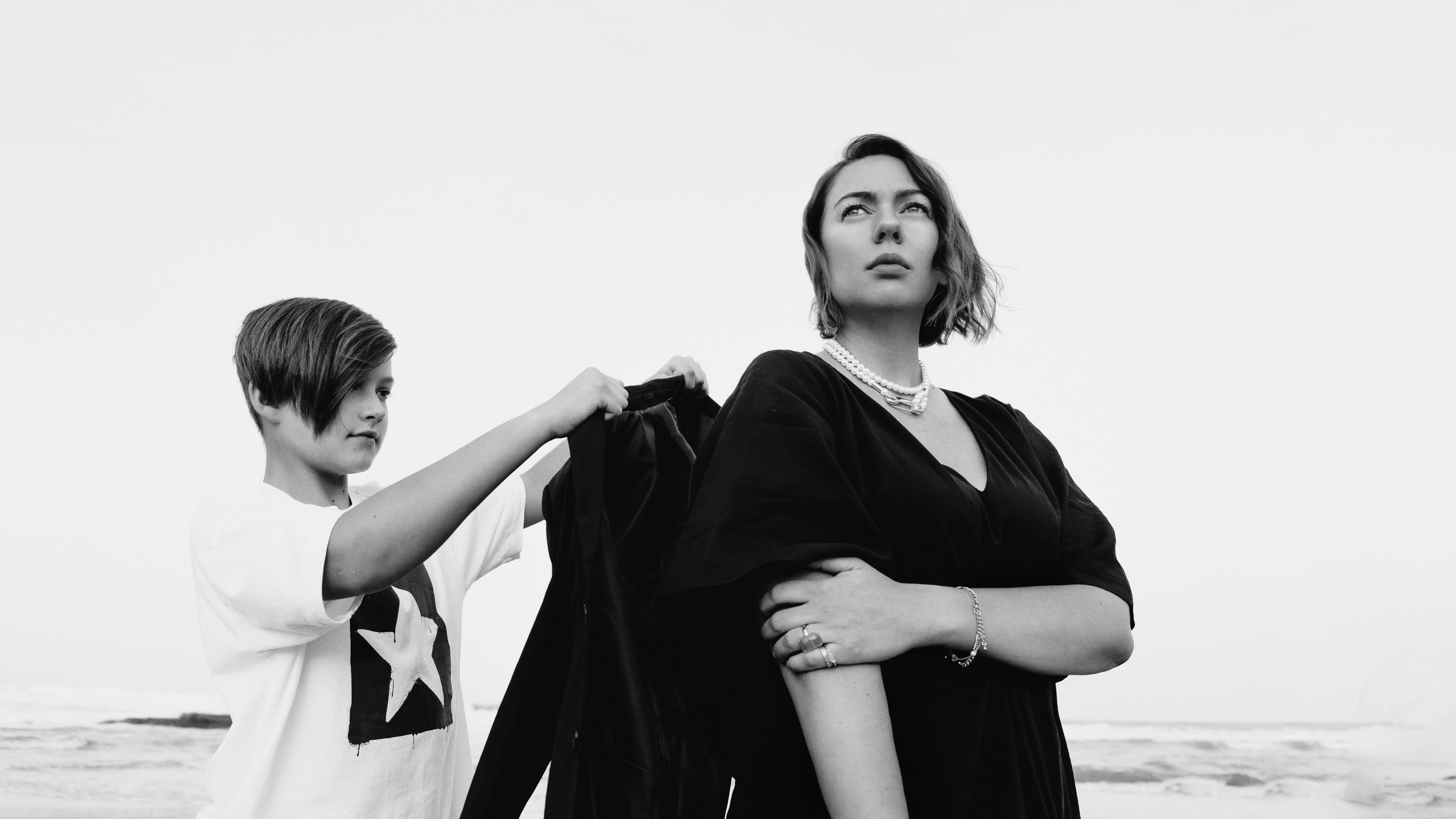 Atmospheric family photo session on the beach