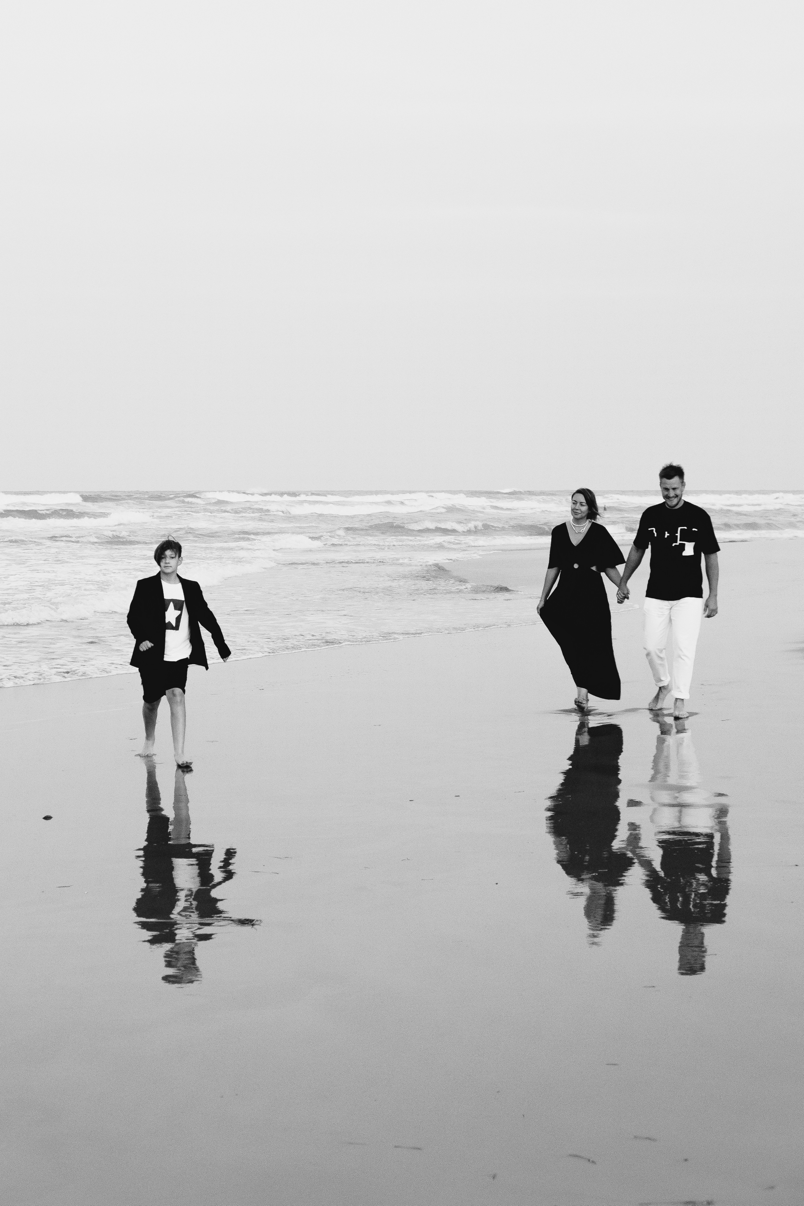 Atmospheric family photo session on the beach