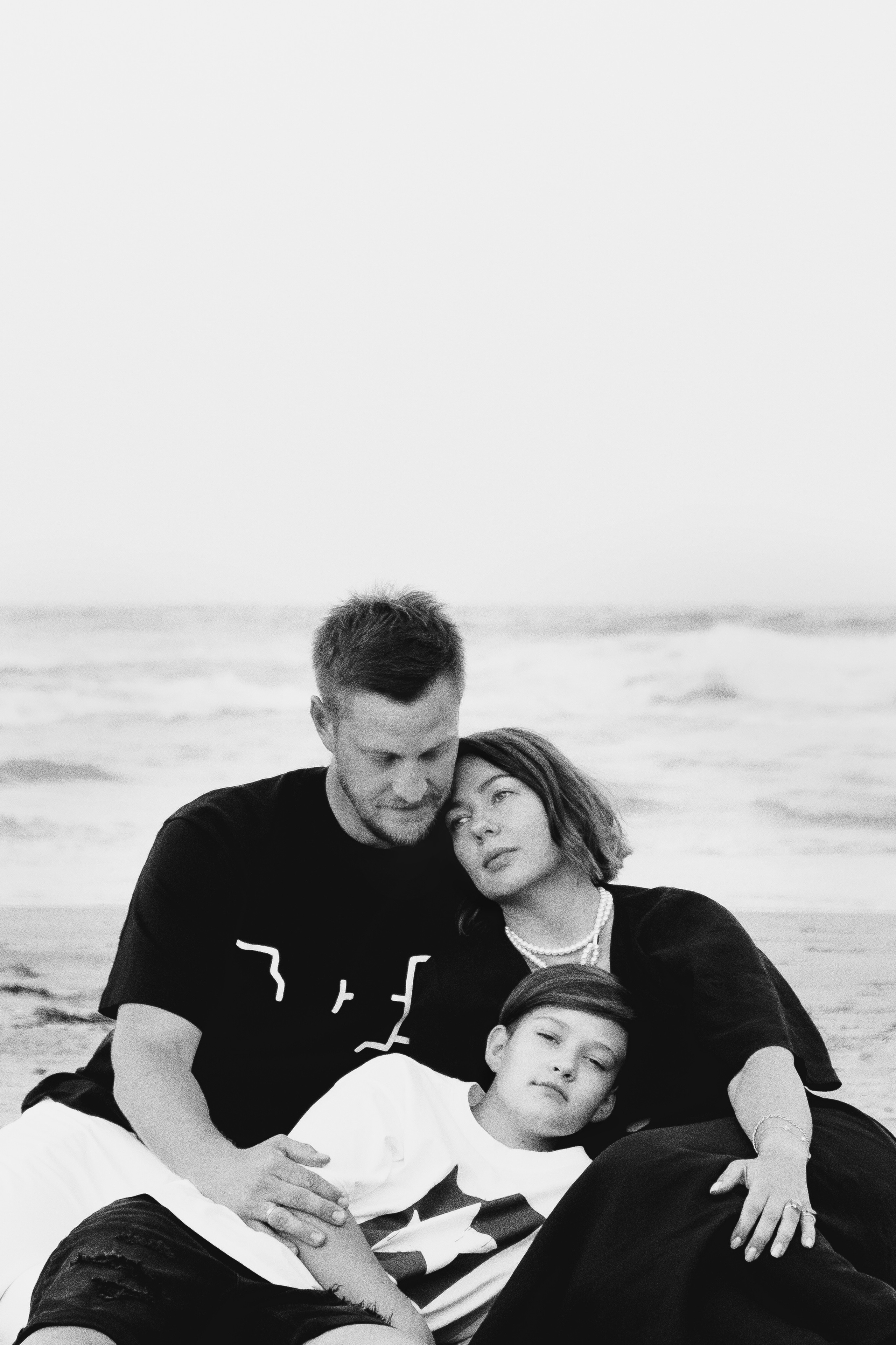 Atmospheric family photo session on the beach