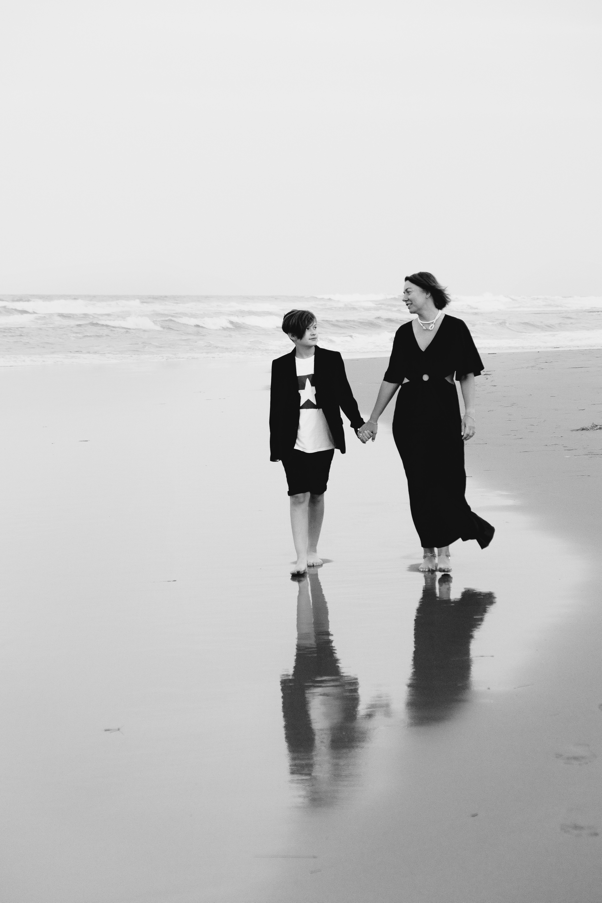 Atmospheric family photo session on the beach
