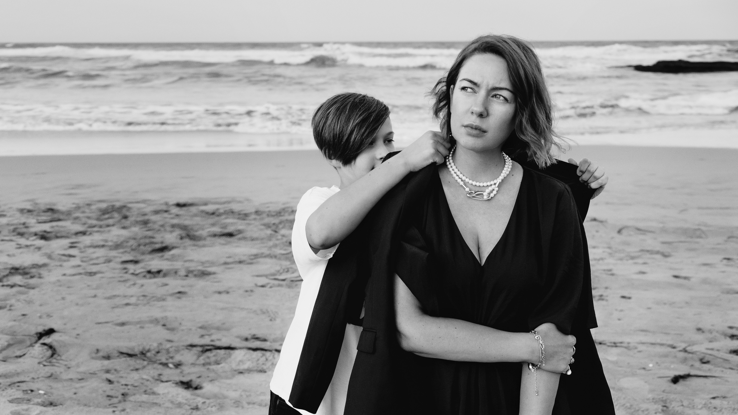 Sesión de fotos familiar con un toque de calidez y estilo en blanco y negro sobre el tema de la infancia — Fotógrafo en Torrevieja, Alicante