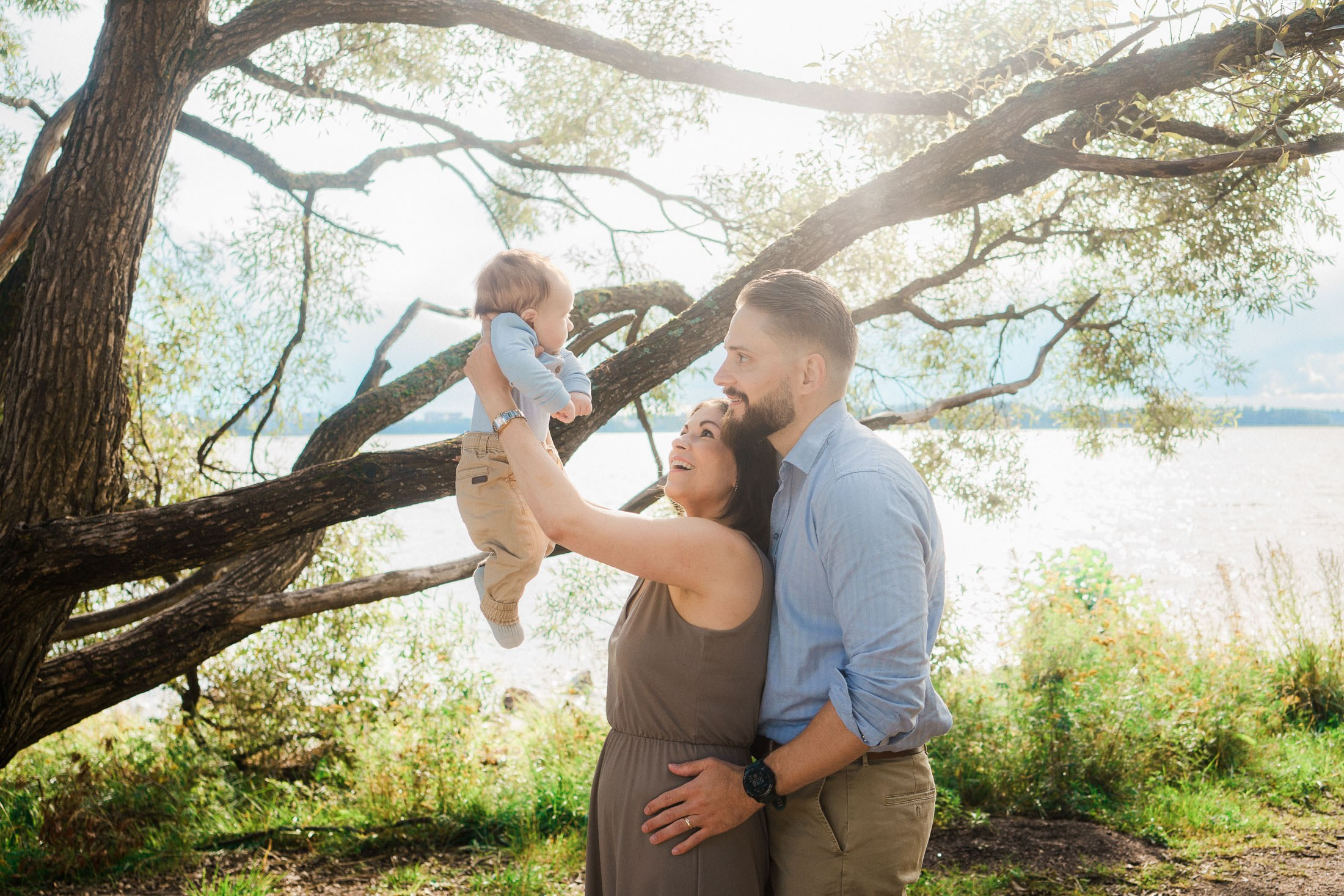 Perhekuvaus Munkkiniemen rannalla – aurinko sateen jälkeen