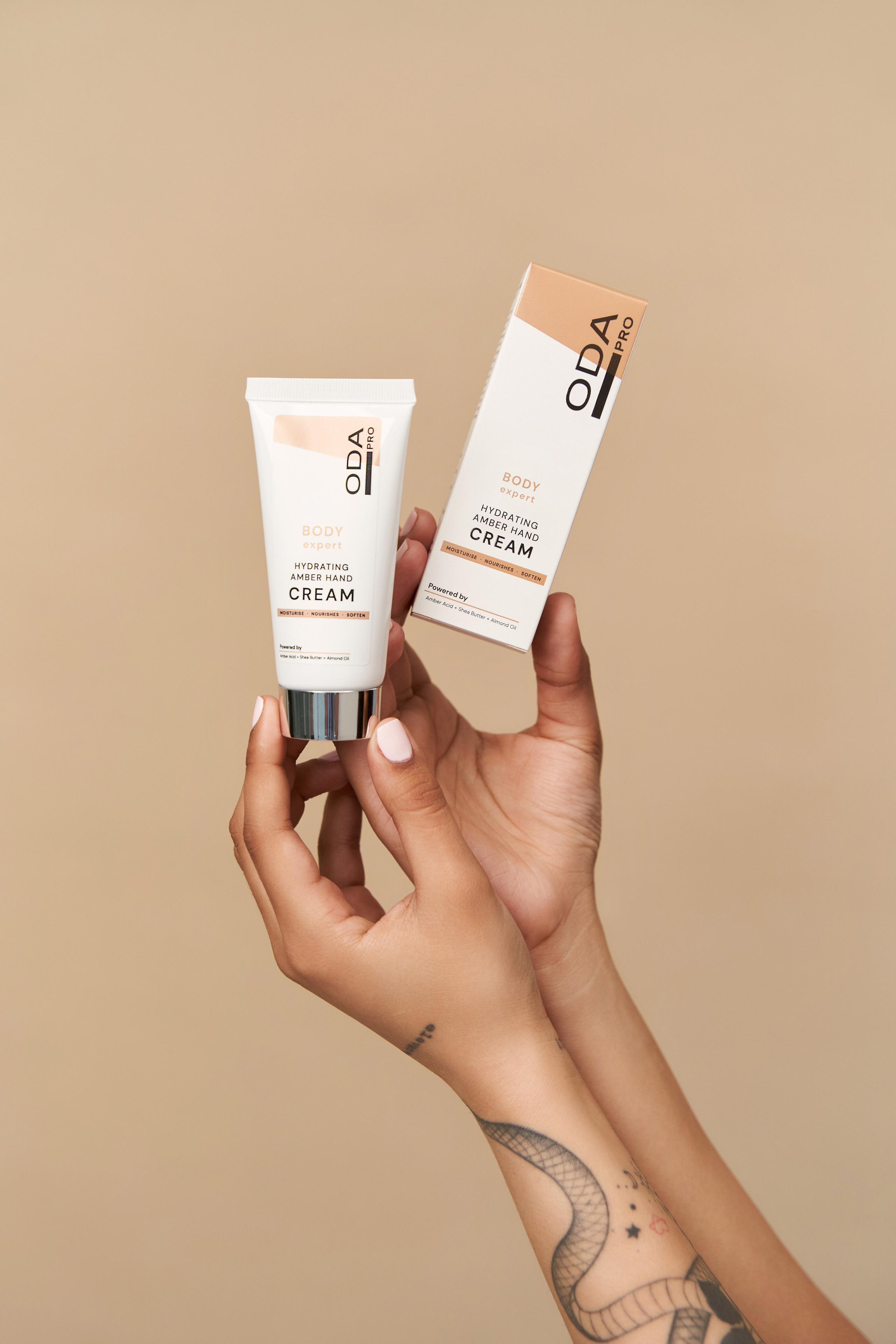 ODA PRO fotosesija studijoje. Fotografas Jevgenijus Misevič — misevicphoto.com