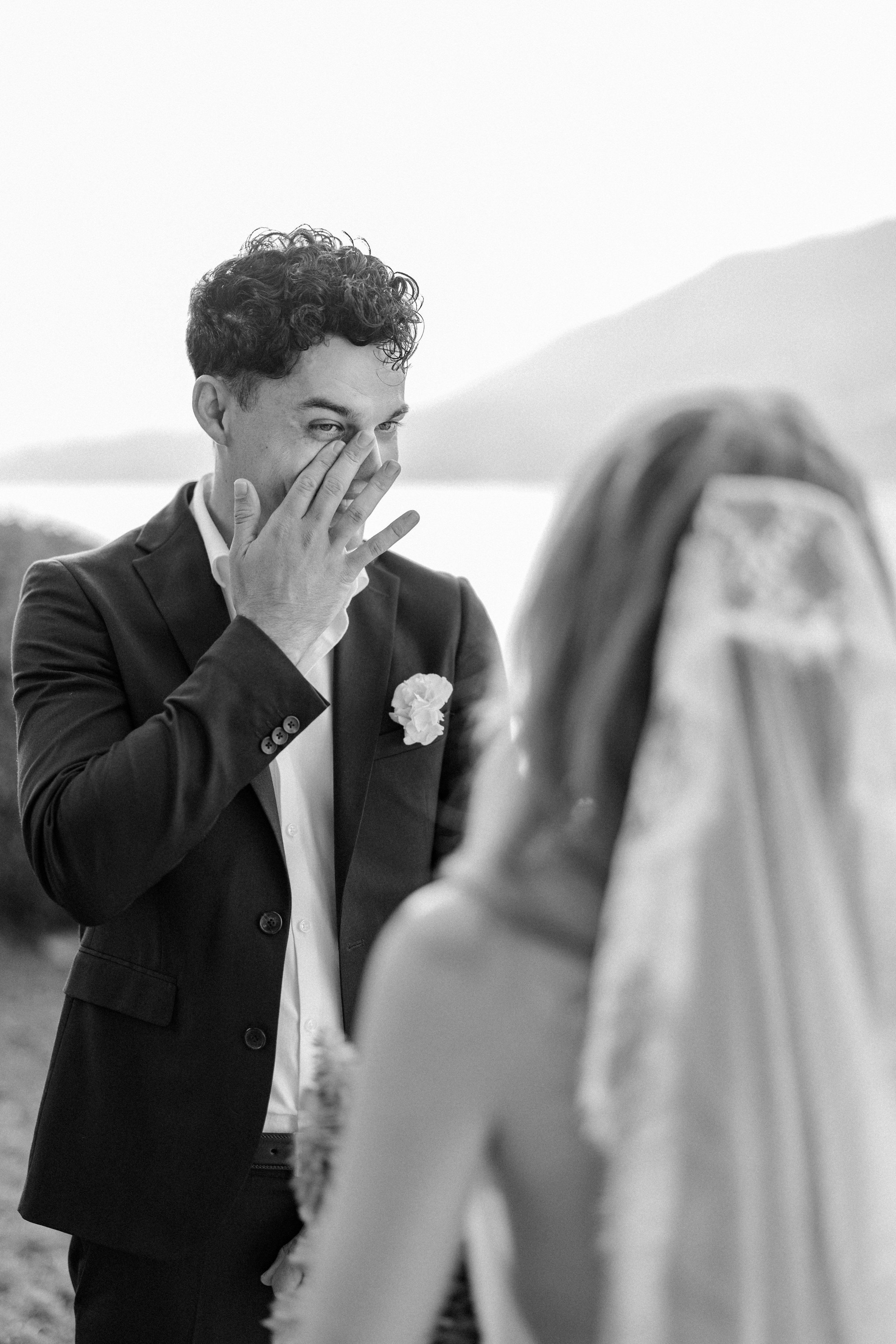Ein frühes Elopement am Comer See: Eine Liebesgeschichte, die in Erinnerung bleibt. Familien- & Hochzeitsfotografin Schweiz. Valeria Diaz in Zürich und Umgebung