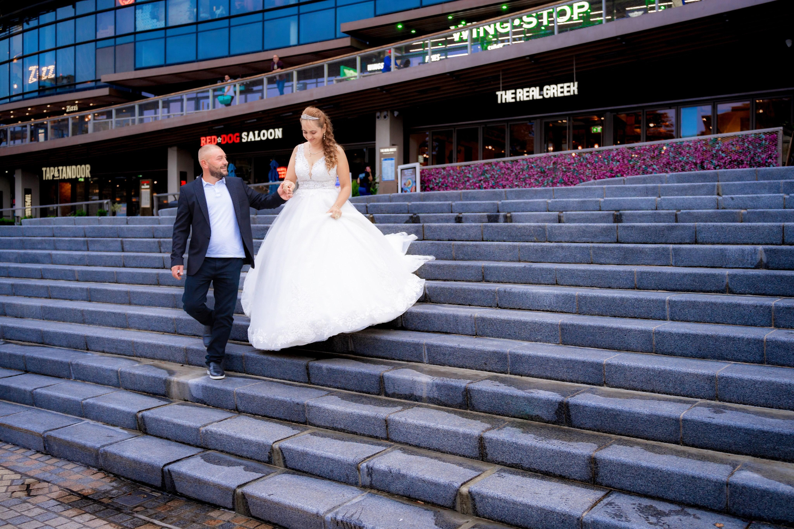 Dansul mirilor, rochie de mireasa, costum, videograf nunta Tantan Ionut. Eleganta si pasiunea dansului mirilor, surprinse in imagini video de inalta calitate de Tantan Ionut.