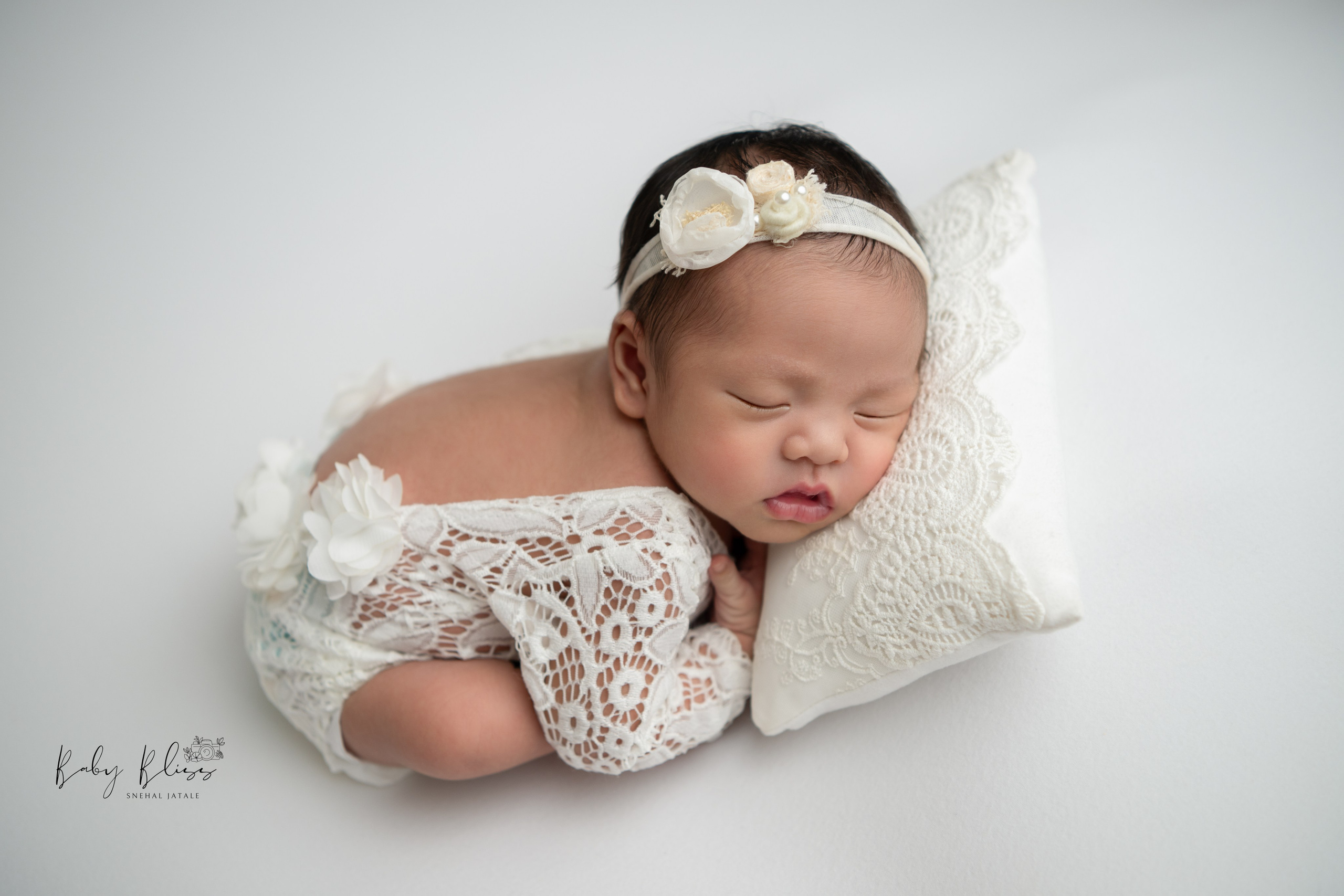 Best newborn photographer in Doha, Qatar. Best infant photoshoot in Doha, Qatar. Newborn photo session in Doha Qatar, baby, sitter, cake smash, pre-birthday, maternity, family photographer in Doha, Qatar