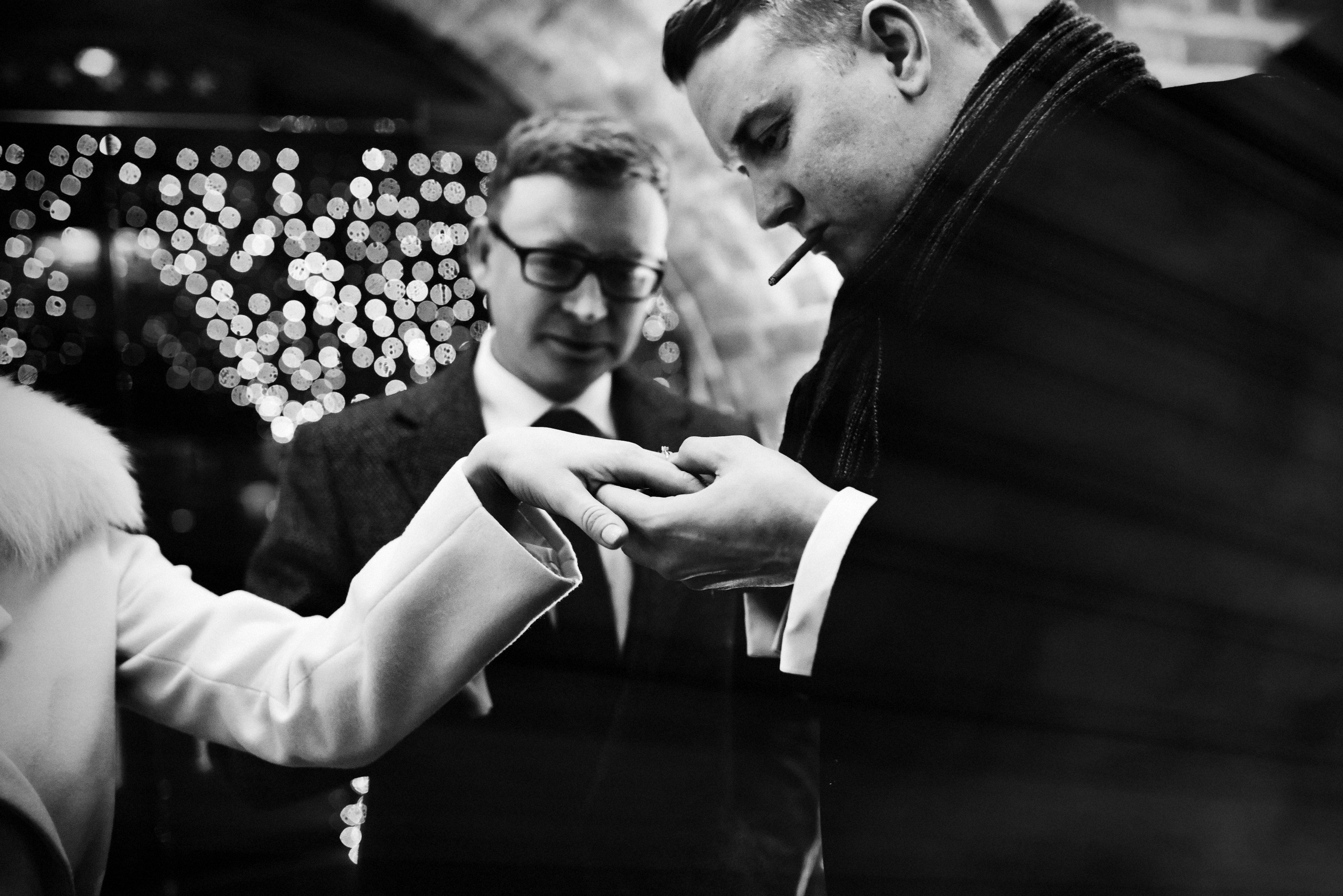 Vestuvių fotosesija, ceremonija, Vestuvių pasiruošimo fotografavimas. Vestuvių fotografas Vilnius Trakai kaina vestuvių fotografavimas fotografė personal.lt photogrpahy kainos jaunoji jaunikis nuotaka santuoka vestuvės, profesionali natūrali meninė reportažinė klasikinė fotosesija, vestuvių fotosesija gamtoje dvare