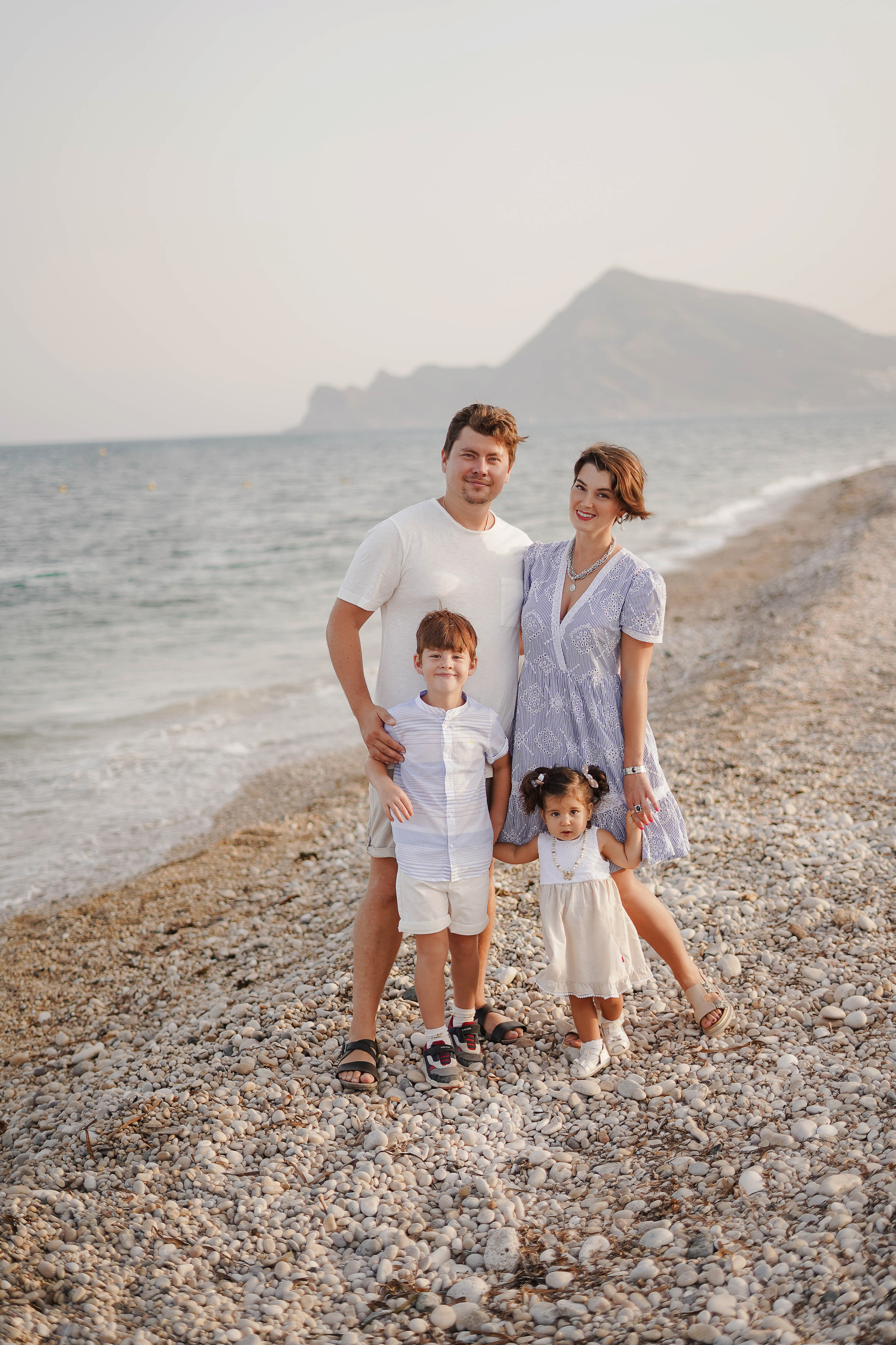 Familia en la playa. Fotografo familiar, bodas, reportaje Diana Memetova Alicante, Benidorm