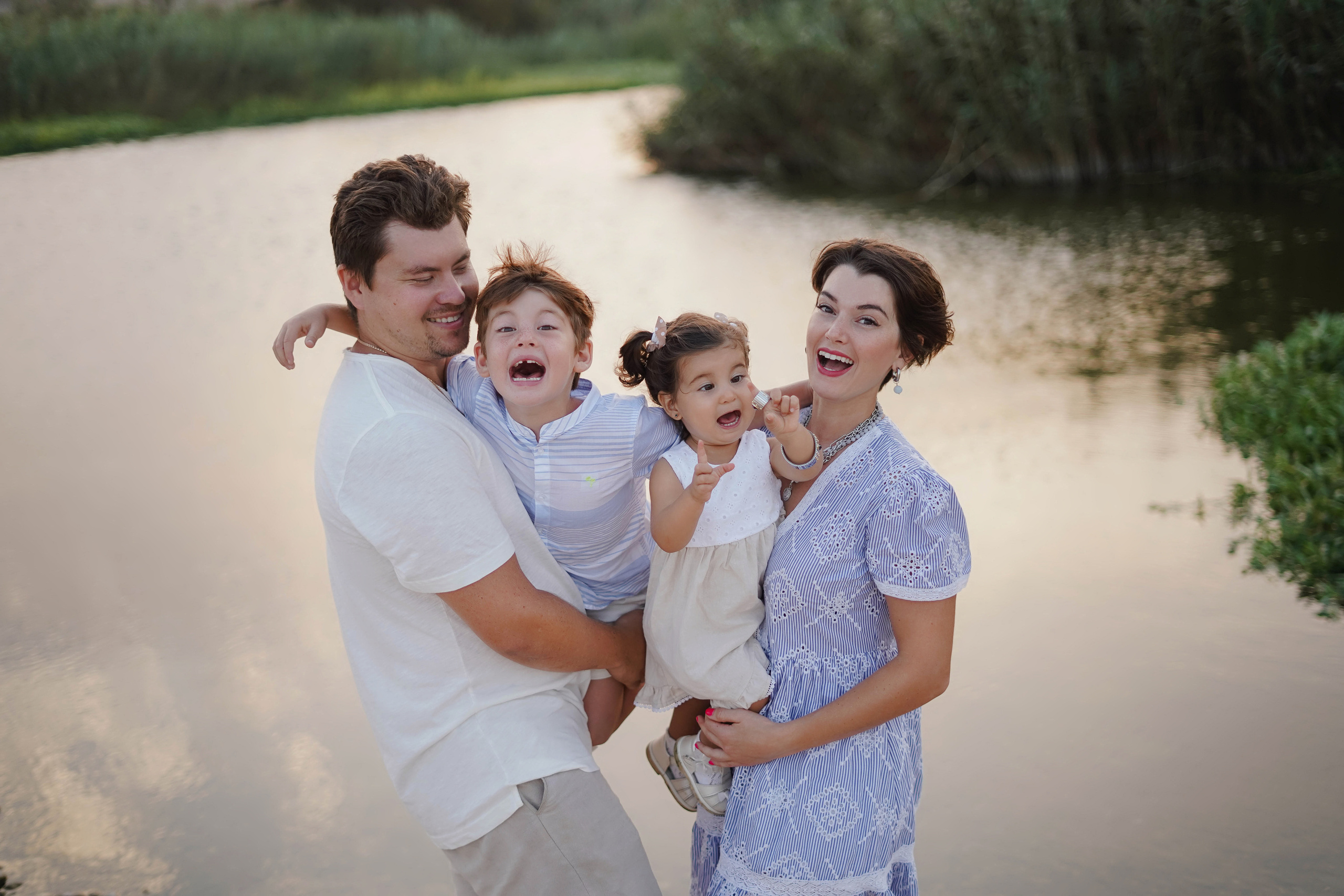 Familia en la playa. Fotografo familiar, bodas, reportaje Diana Memetova Alicante, Benidorm