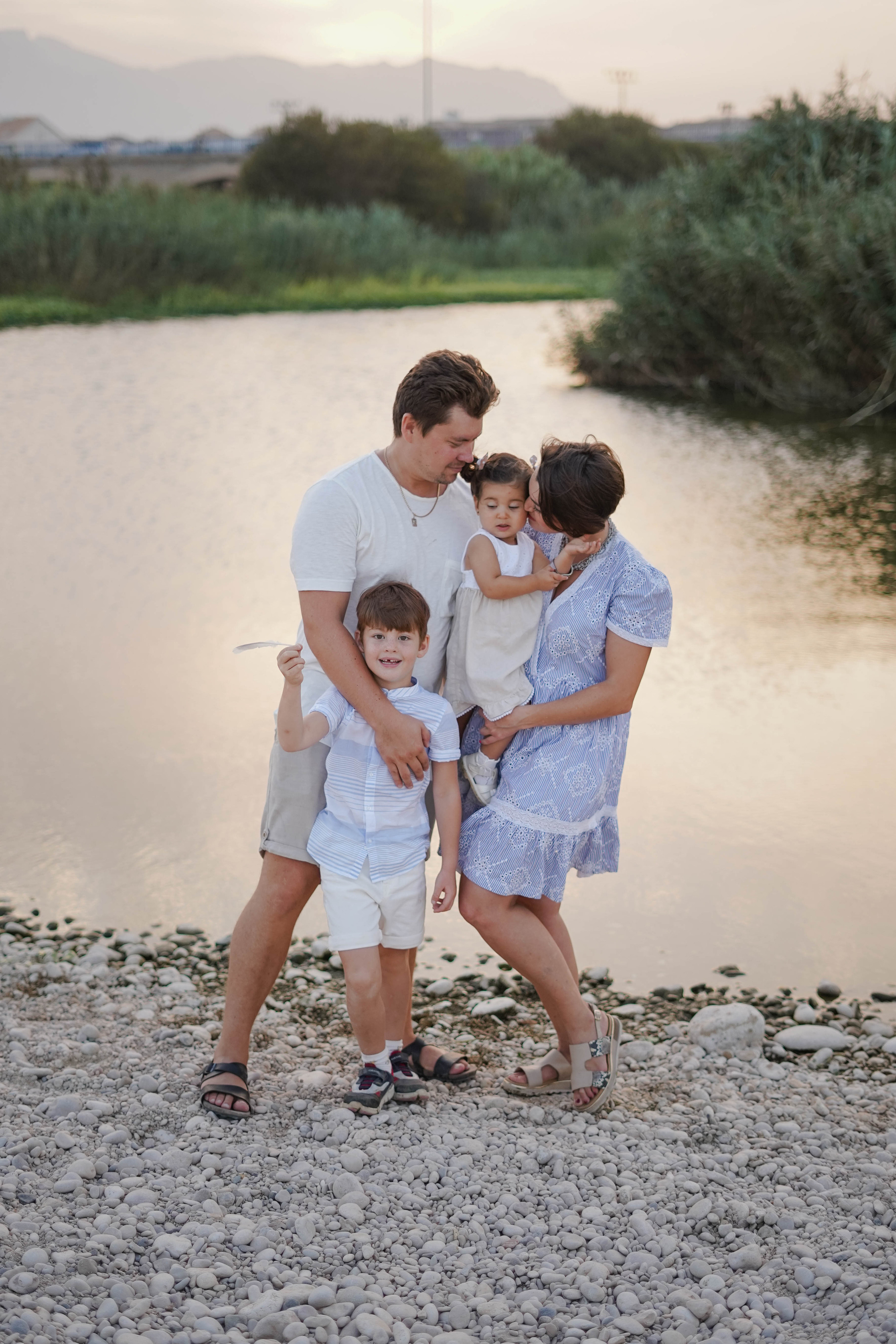 Familia en la playa. Fotografo familiar, bodas, reportaje Diana Memetova Alicante, Benidorm