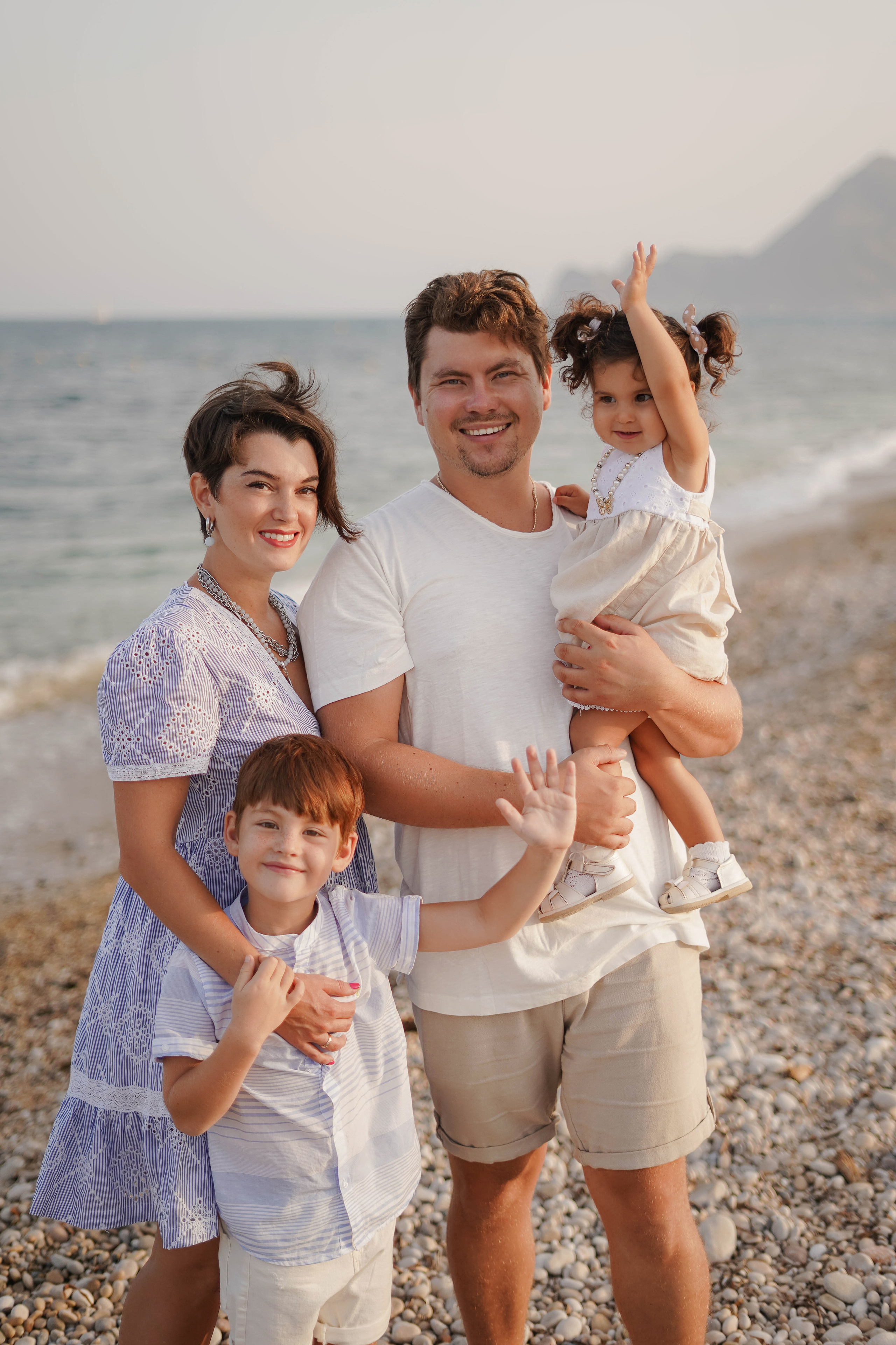 Familia en la playa. Fotografo familiar, bodas, reportaje Diana Memetova Alicante, Benidorm