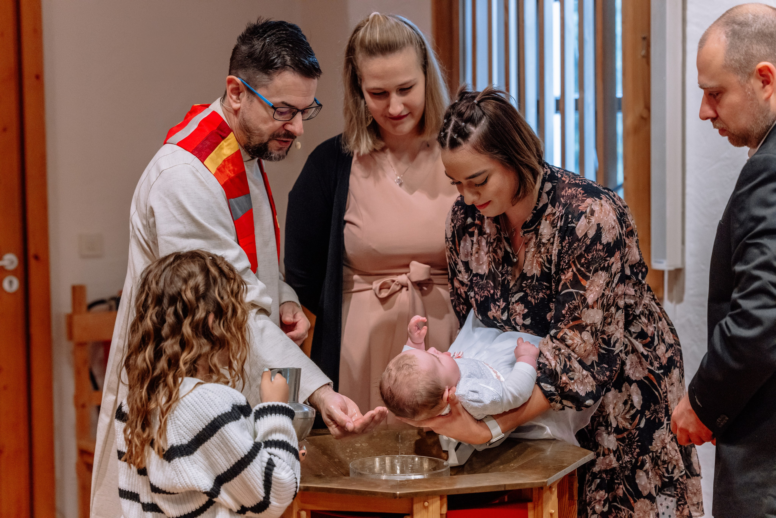 Detailaufnahme des Babys beim Eintauchen ins Wasser