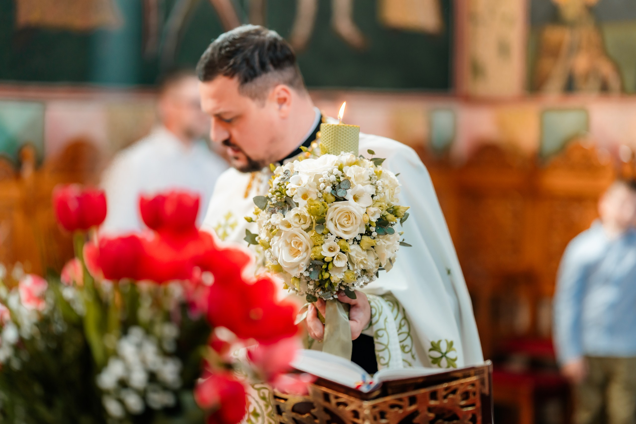 - Preotul ținându-l pe micuțul Mathias Gabriel la botez, în biserica Înălțarea Domnului, Copălău  - Detalii de la botezul lui Mathias – lumânare, trusou și icoană  - Familia lui Mathias Gabriel alături de micuț, în ziua botezului  - Portret emoționant cu mama și bebelușul în brațe, în biserică,fotograf profesionist evenimente Botoșani, Iași, Suceava, Fălticeni, Bacău, Pașcani, Roman - AlinoFotoStudio by Alin Chirilă - servicii foto nuntă, botez, cununie, ședințe foto creative, albume personalizate, fotografii emoționante și calitative pentru cele mai importante momente din viață,fotograf nuntă Botoșani Alin Chirilă,  ședință foto botez Iași - AlinoFotoStudio,  servicii fotograf profesionist evenimente Suceava,  fotograf cununie civilă Fălticeni - Alin Chirilă,  album foto nuntă personalizat Bacău.“Bebeluș botezat în biserică, ținut în brațe de nași”	•	“Detaliu cu lumânarea de botez decorată cu flori albe”	•	“Părinți emoționați alături de copilul lor la ceremonia de botez”	•	“Masa festivă de botez cu decor tematic și tort personalizat”	•	“Momentul în care preotul toarnă apă sfințită pe fruntea bebelușului”	“Bebeluș în rochie albă de botez, zâmbind în brațele mamei”	•	“Detaliu cu cruciulița de botez așezată pe o pernă de satin”	•	“Părinți și nași aprinzând lumânările în timpul ceremoniei de botez”	•	“Tort de botez decorat cu figurine tematice și numele copilului”	•	“Copil botezat dormind liniștit în pătuțul decorat festiv”	•	“Momentul în care preotul binecuvântează copilul în fața altarului”	•	“Invitați adunându-se în jurul mesei festive la petrecerea de botez”	•	“Bebeluș ținând în mână o jucărie personalizată primită la botez”	•	“Familie fericită pozând împreună după ceremonia de botez”	•	“Decor tematic cu baloane și flori la locația petrecerii de botez” fotograf Botoșani fotograf evenimente fotograf botez Alin Chirila fotograf alinofotostudio.fotograf botez Amelis Maria, fotografie botez Botoșani, fotograf Alin Chirilă, amintiri botez, fotografii botez, botez Amelis Maria, fotograf copii, fotografie botez în Botoșani,