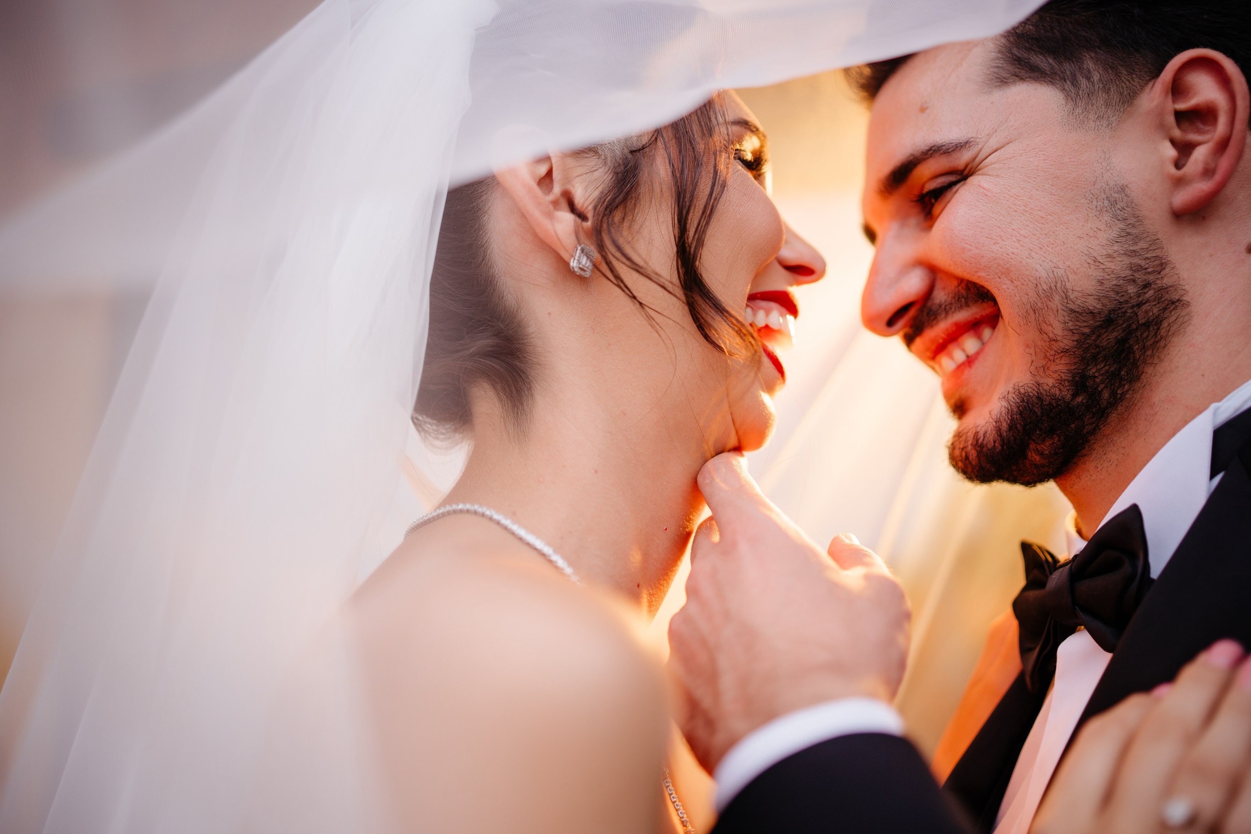 Moment spontan între miri în timpul ședinței foto de la Cabana Masiv.