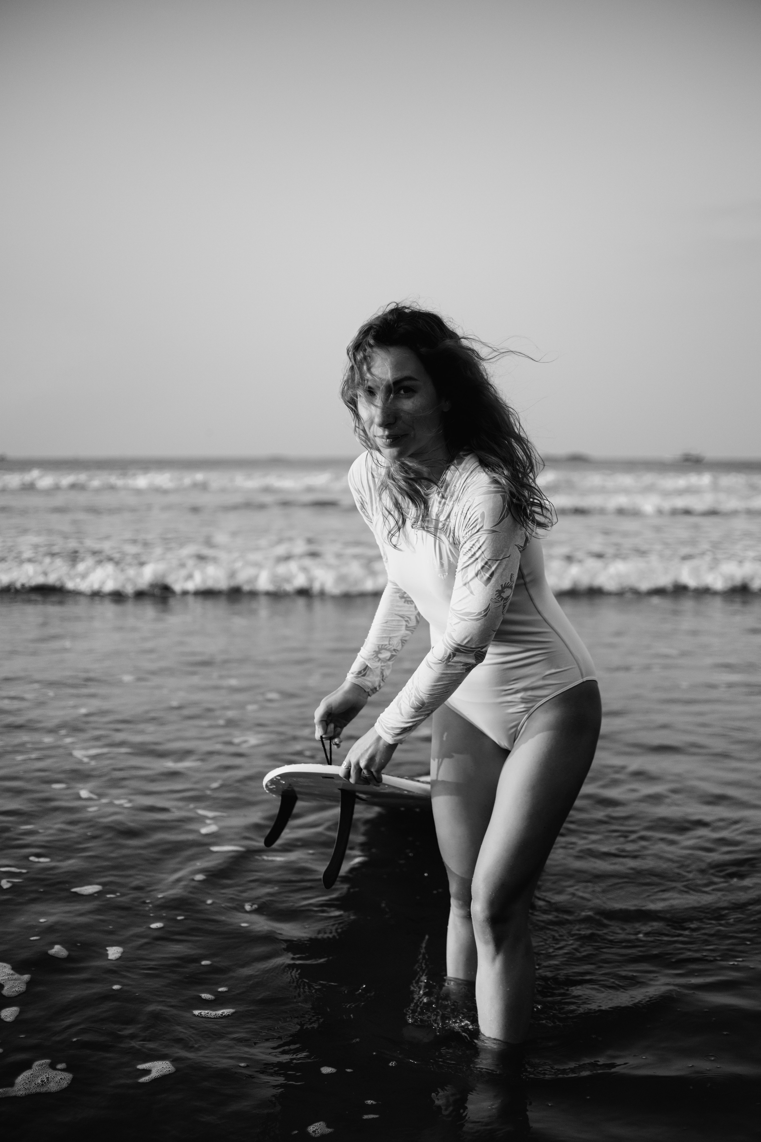 Photoshoot with a surfboard | BW