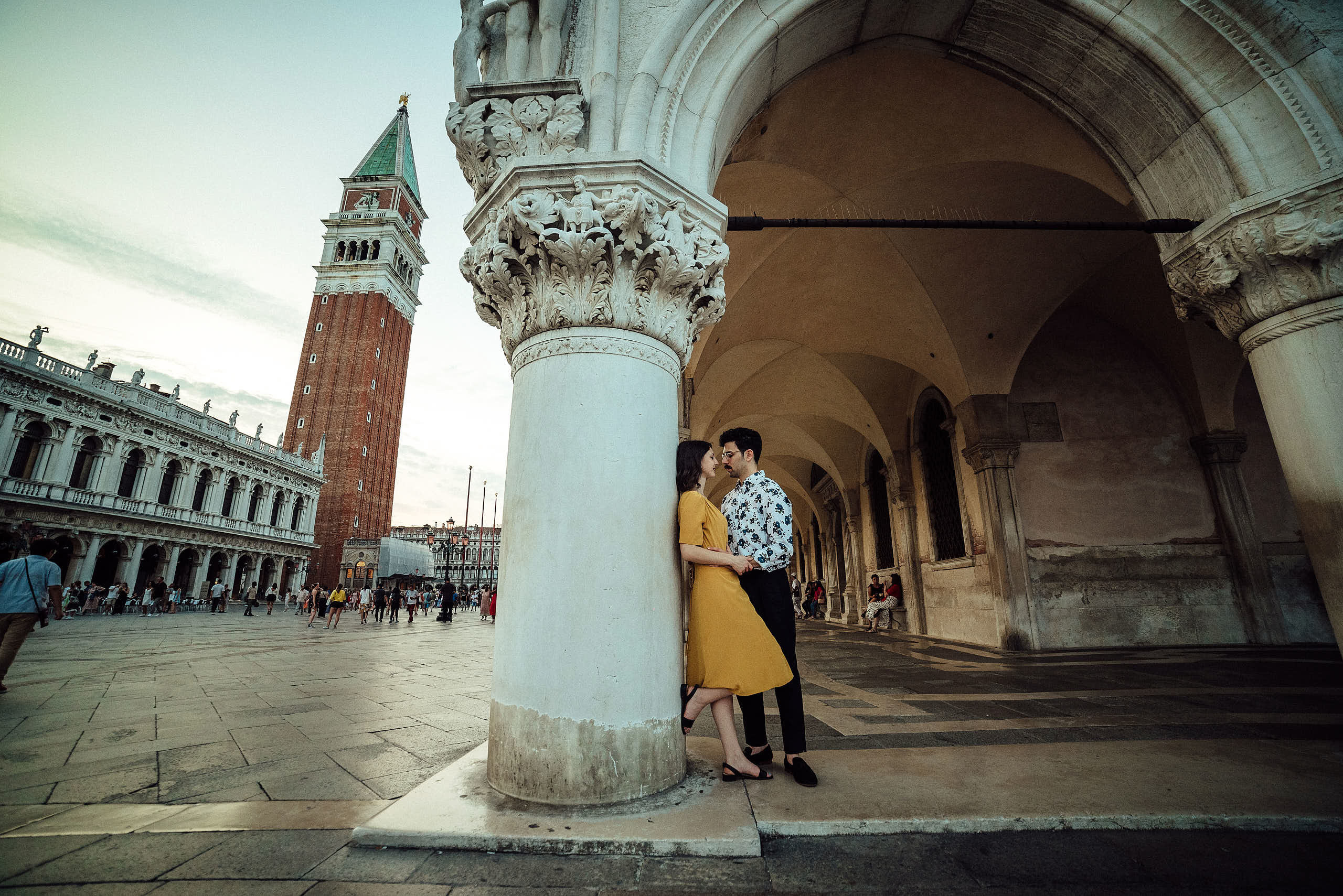 Hugs under arches of Doge palace