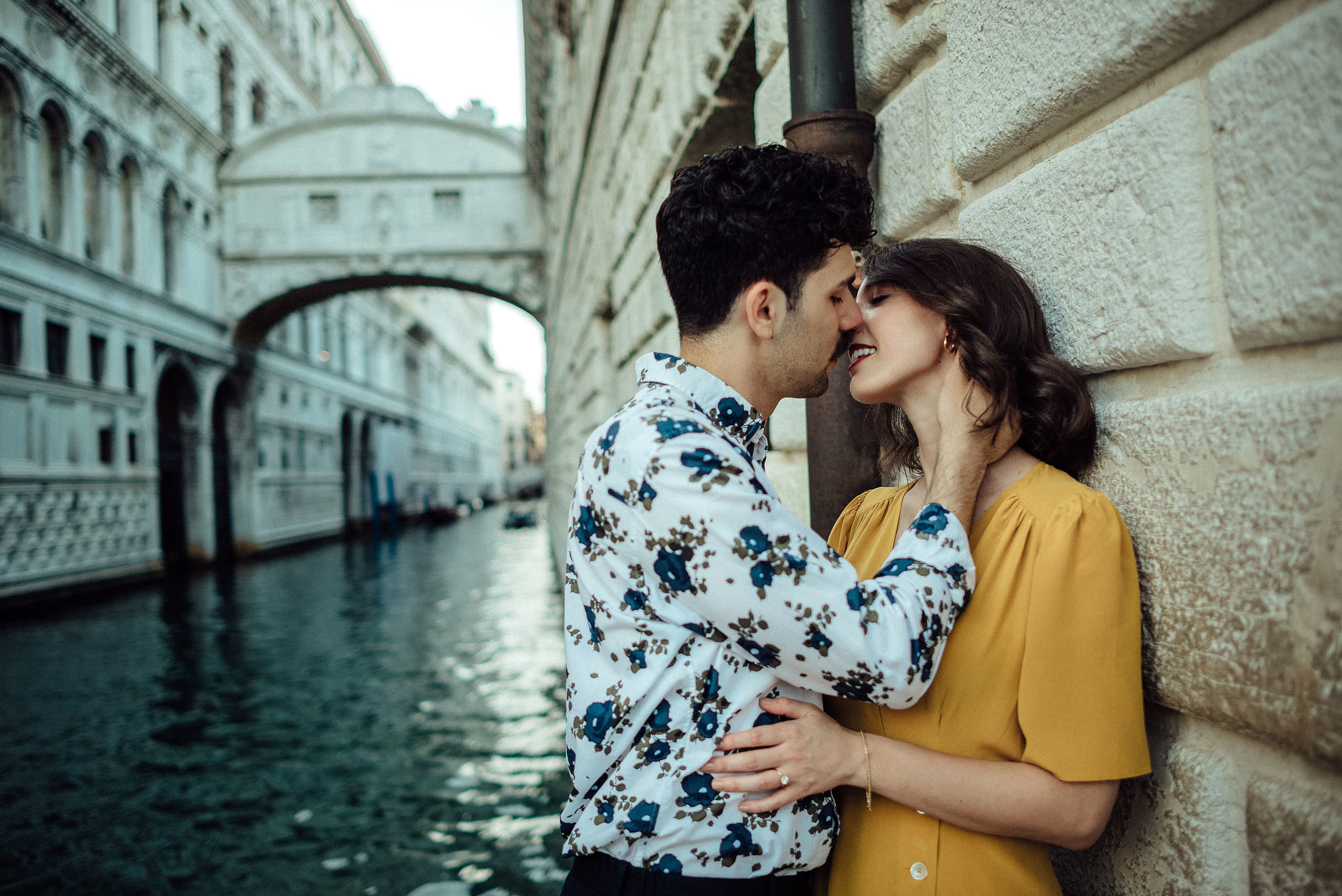 Non posed kiss under the bridge of Sighs