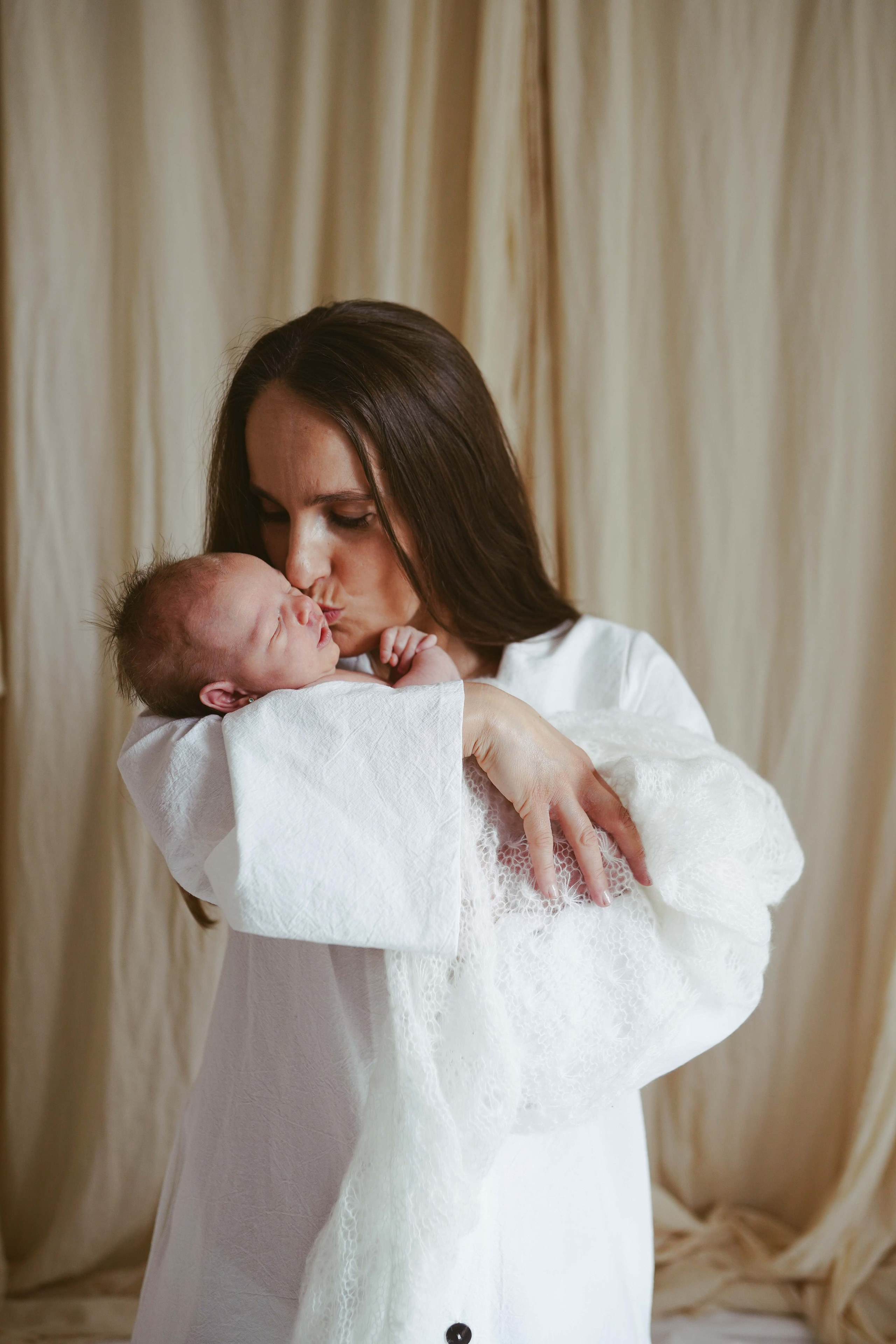 Inspira sesiune foto nou-nascut. Madalina Beda- Artist vizual, fotograf, doula la nastere, consultant babywearing Brasov si in toata tara