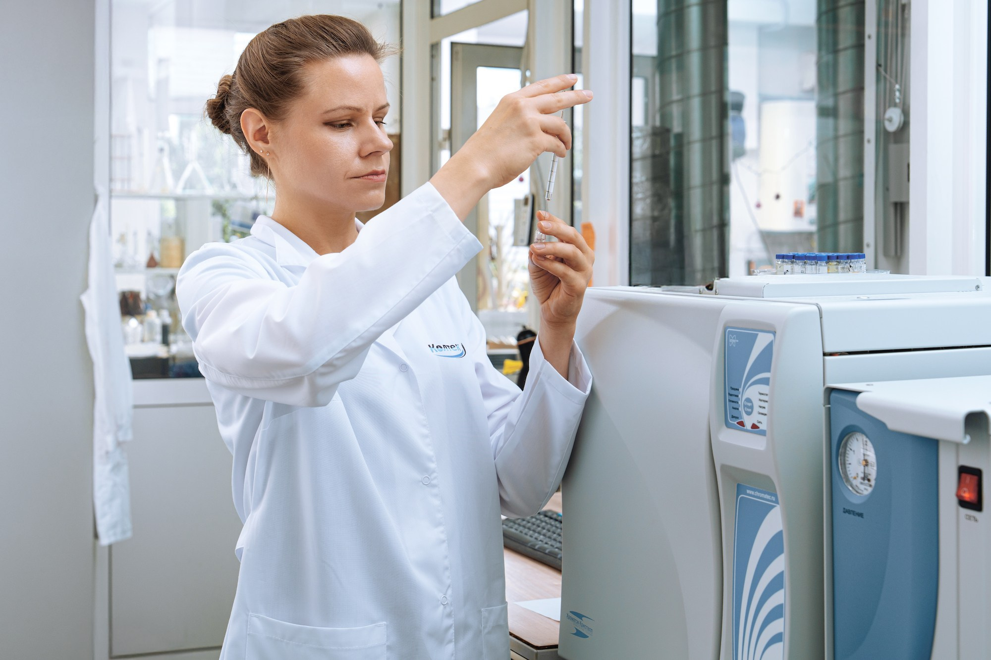 Фотосъёмка химической лаборатории Москва — сотрудник за работой с пробирками и реактивами