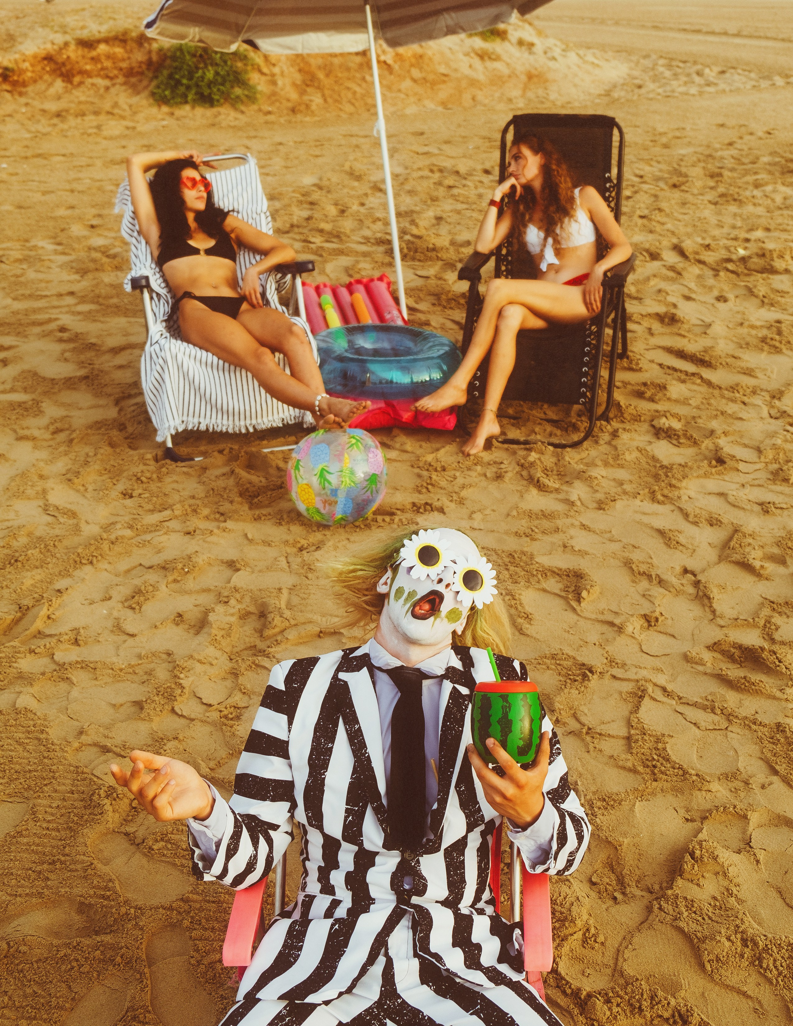 Beetlejuice на море: Экспериментальная фотосессия с цирковыми артистами — Фотограф Андрей Луковников