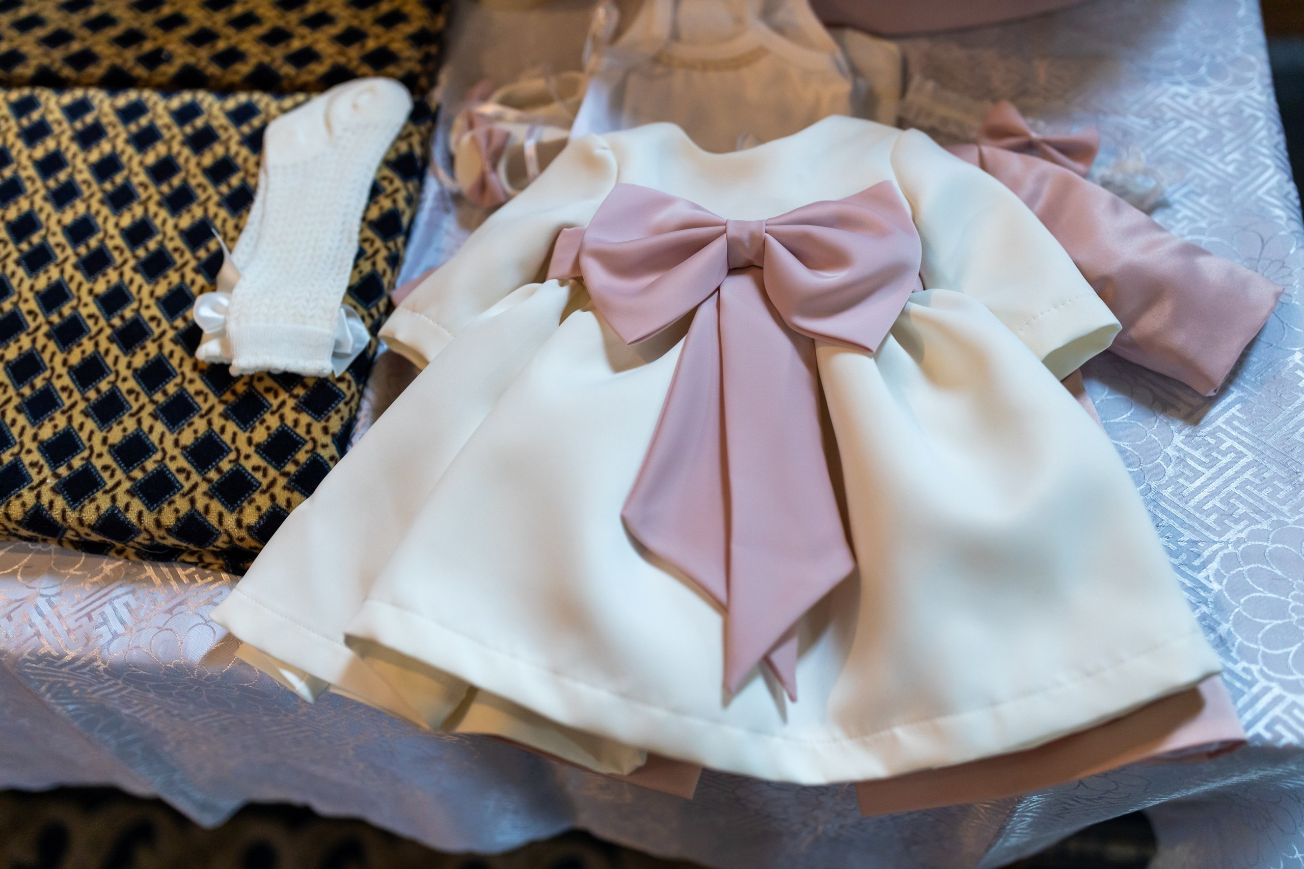 “Bebeluș botezat în biserică, ținut în brațe de nași” • “Detaliu cu lumânarea de botez decorată cu flori albe” • “Părinți emoționați alături de copilul lor la ceremonia de botez” • “Masa festivă de botez cu decor tematic și tort personalizat” • “Momentul în care preotul toarnă apă sfințită pe fruntea bebelușului” “Bebeluș în rochie albă de botez, zâmbind în brațele mamei” • “Detaliu cu cruciulița de botez așezată pe o pernă de satin” • “Părinți și nași aprinzând lumânările în timpul ceremoniei de botez” • “Tort de botez decorat cu figurine tematice și numele copilului” • “Copil botezat dormind liniștit în pătuțul decorat festiv” • “Momentul în care preotul binecuvântează copilul în fața altarului” • “Invitați adunându-se în jurul mesei festive la petrecerea de botez” • “Bebeluș ținând în mână o jucărie personalizată primită la botez” • “Familie fericită pozând împreună după ceremonia de botez” • “Decor tematic cu baloane și flori la locația petrecerii de botez” fotograf Botoșani fotograf evenimente fotograf botez Alin Chirila fotograf alinofotostudio,- Preotul ținându-l pe micuțul Mathias Gabriel la botez, în biserica Înălțarea Domnului, Copălău - Detalii de la botezul lui Mathias – lumânare, trusou și icoană - Familia lui Mathias Gabriel alături de micuț, în ziua botezului - Portret emoționant cu mama și bebelușul în brațe, în biserică,fotograf profesionist evenimente Botoșani, Iași, Suceava, Fălticeni, Bacău, Pașcani, Roman - AlinoFotoStudio by Alin Chirilă - servicii foto nuntă, botez, cununie, ședințe foto creative, albume personalizate, fotografii emoționante și calitative pentru cele mai importante momente din viață,fotograf nuntă Botoșani Alin Chirilă, ședință foto botez Iași - AlinoFotoStudio, servicii fotograf profesionist evenimente Suceava, fotograf cununie civilă Fălticeni - Alin Chirilă, album foto nuntă personalizat Bacău.“Bebeluș botezat în biserică, ținut în brațe de nași” • “Detaliu cu lumânarea de botez decorată cu flori albe” • “Părinți emoționați alături de copilul lor la ceremonia de botez” • “Masa festivă de botez cu decor tematic și tort personalizat” • “Momentul în care preotul toarnă apă sfințită pe fruntea bebelușului” “Bebeluș în rochie albă de botez, zâmbind în brațele mamei” • “Detaliu cu cruciulița de botez așezată pe o pernă de satin” • “Părinți și nași aprinzând lumânările în timpul ceremoniei de botez” • “Tort de botez decorat cu figurine tematice și numele copilului” • “Copil botezat dormind liniștit în pătuțul decorat festiv” • “Momentul în care preotul binecuvântează copilul în fața altarului” • “Invitați adunându-se în jurul mesei festive la petrecerea de botez” • “Bebeluș ținând în mână o jucărie personalizată primită la botez” • “Familie fericită pozând împreună după ceremonia de botez” • “Decor tematic cu baloane și flori la locația petrecerii de botez” fotograf Botoșani fotograf evenimente fotograf botez Alin Chirila fotograf alinofotostudio.fotograf botez Amelis Maria, fotografie botez Botoșani, fotograf Alin Chirilă, amintiri botez, fotografii botez, botez Amelis Maria, fotograf copii, fotografie botez în Botoșani,