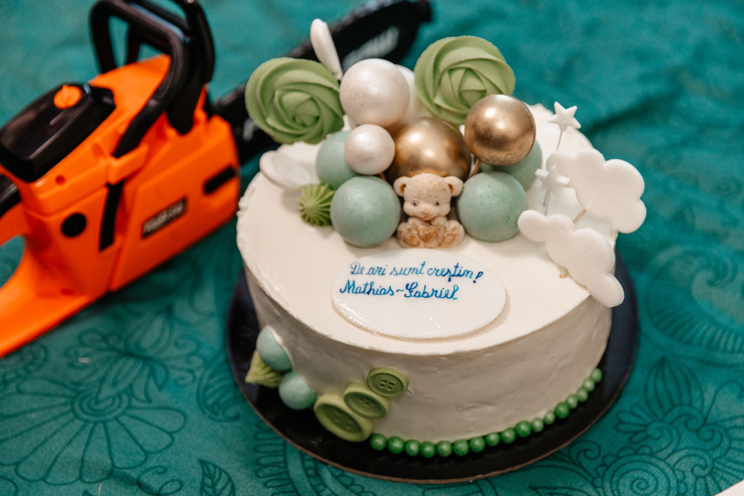 - Preotul ținându-l pe micuțul Mathias Gabriel la botez, în biserica Înălțarea Domnului, Copălău  - Detalii de la botezul lui Mathias – lumânare, trusou și icoană  - Familia lui Mathias Gabriel alături de micuț, în ziua botezului  - Portret emoționant cu mama și bebelușul în brațe, în biserică,fotograf profesionist evenimente Botoșani, Iași, Suceava, Fălticeni, Bacău, Pașcani, Roman - AlinoFotoStudio by Alin Chirilă - servicii foto nuntă, botez, cununie, ședințe foto creative, albume personalizate, fotografii emoționante și calitative pentru cele mai importante momente din viață,fotograf nuntă Botoșani Alin Chirilă,  ședință foto botez Iași - AlinoFotoStudio,  servicii fotograf profesionist evenimente Suceava,  fotograf cununie civilă Fălticeni - Alin Chirilă,  album foto nuntă personalizat Bacău.“Bebeluș botezat în biserică, ținut în brațe de nași”	•	“Detaliu cu lumânarea de botez decorată cu flori albe”	•	“Părinți emoționați alături de copilul lor la ceremonia de botez”	•	“Masa festivă de botez cu decor tematic și tort personalizat”	•	“Momentul în care preotul toarnă apă sfințită pe fruntea bebelușului”	“Bebeluș în rochie albă de botez, zâmbind în brațele mamei”	•	“Detaliu cu cruciulița de botez așezată pe o pernă de satin”	•	“Părinți și nași aprinzând lumânările în timpul ceremoniei de botez”	•	“Tort de botez decorat cu figurine tematice și numele copilului”	•	“Copil botezat dormind liniștit în pătuțul decorat festiv”	•	“Momentul în care preotul binecuvântează copilul în fața altarului”	•	“Invitați adunându-se în jurul mesei festive la petrecerea de botez”	•	“Bebeluș ținând în mână o jucărie personalizată primită la botez”	•	“Familie fericită pozând împreună după ceremonia de botez”	•	“Decor tematic cu baloane și flori la locația petrecerii de botez” fotograf Botoșani fotograf evenimente fotograf botez Alin Chirila fotograf alinofotostudio.fotograf botez Amelis Maria, fotografie botez Botoșani, fotograf Alin Chirilă, amintiri botez, fotografii botez, botez Amelis Maria, fotograf copii, fotografie botez în Botoșani,