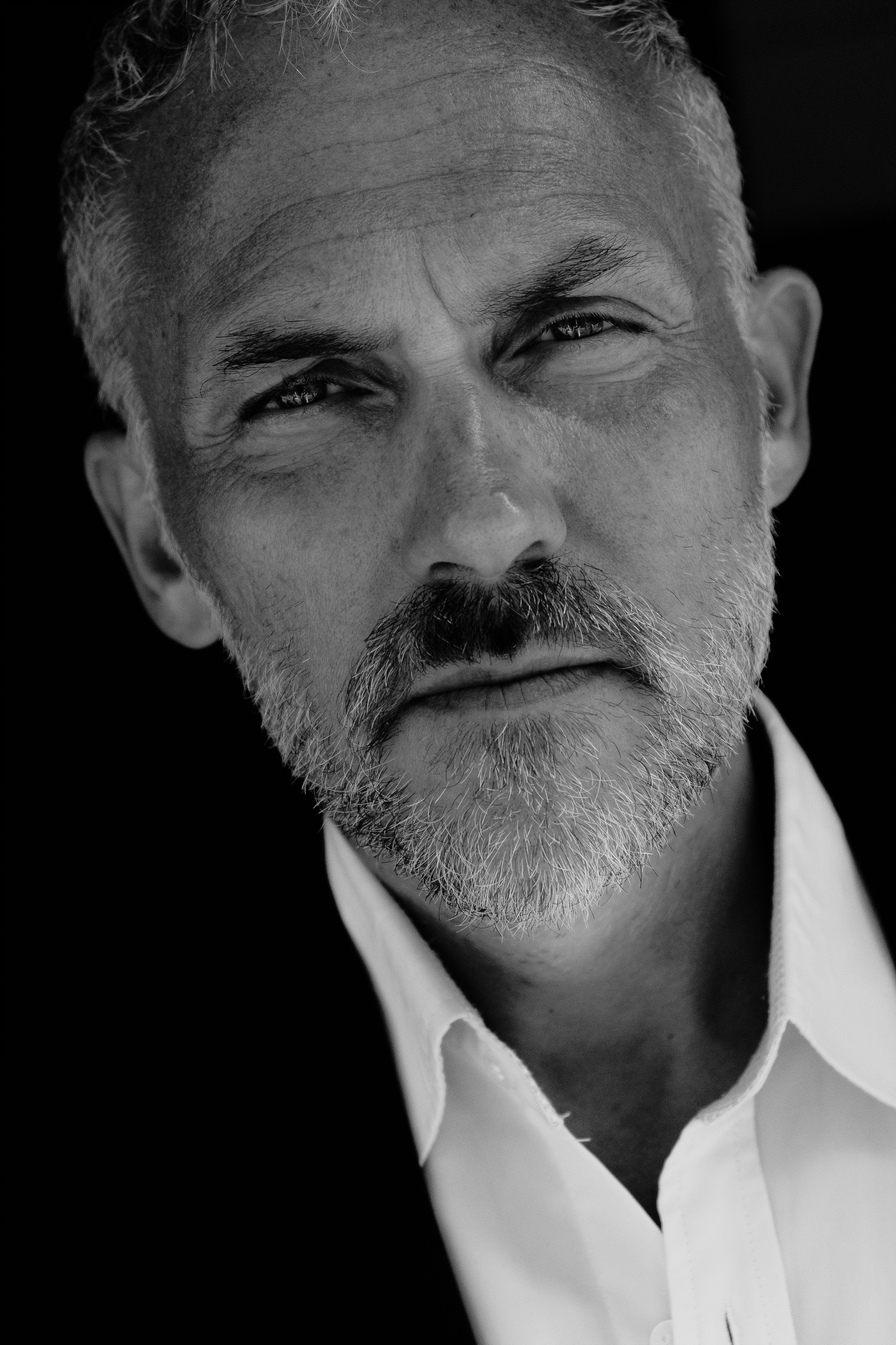 Портретная фотосессия музыканта Robert Skarsbakk в старом городе Аликанте для обложки альбома — Фотограф Андрей Луковников