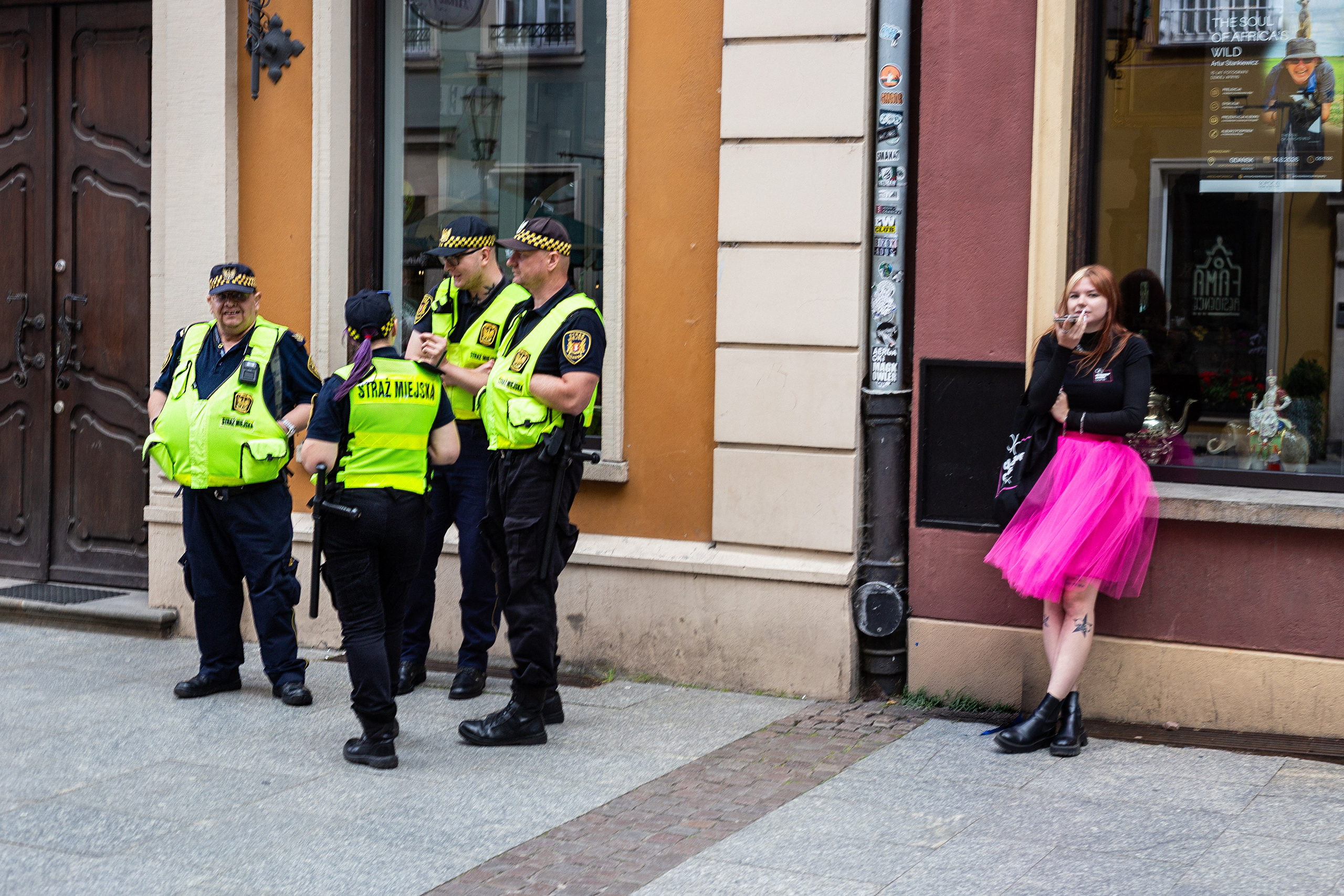 a young woman and police officers | Gdańsk 2026 | CANON 6D