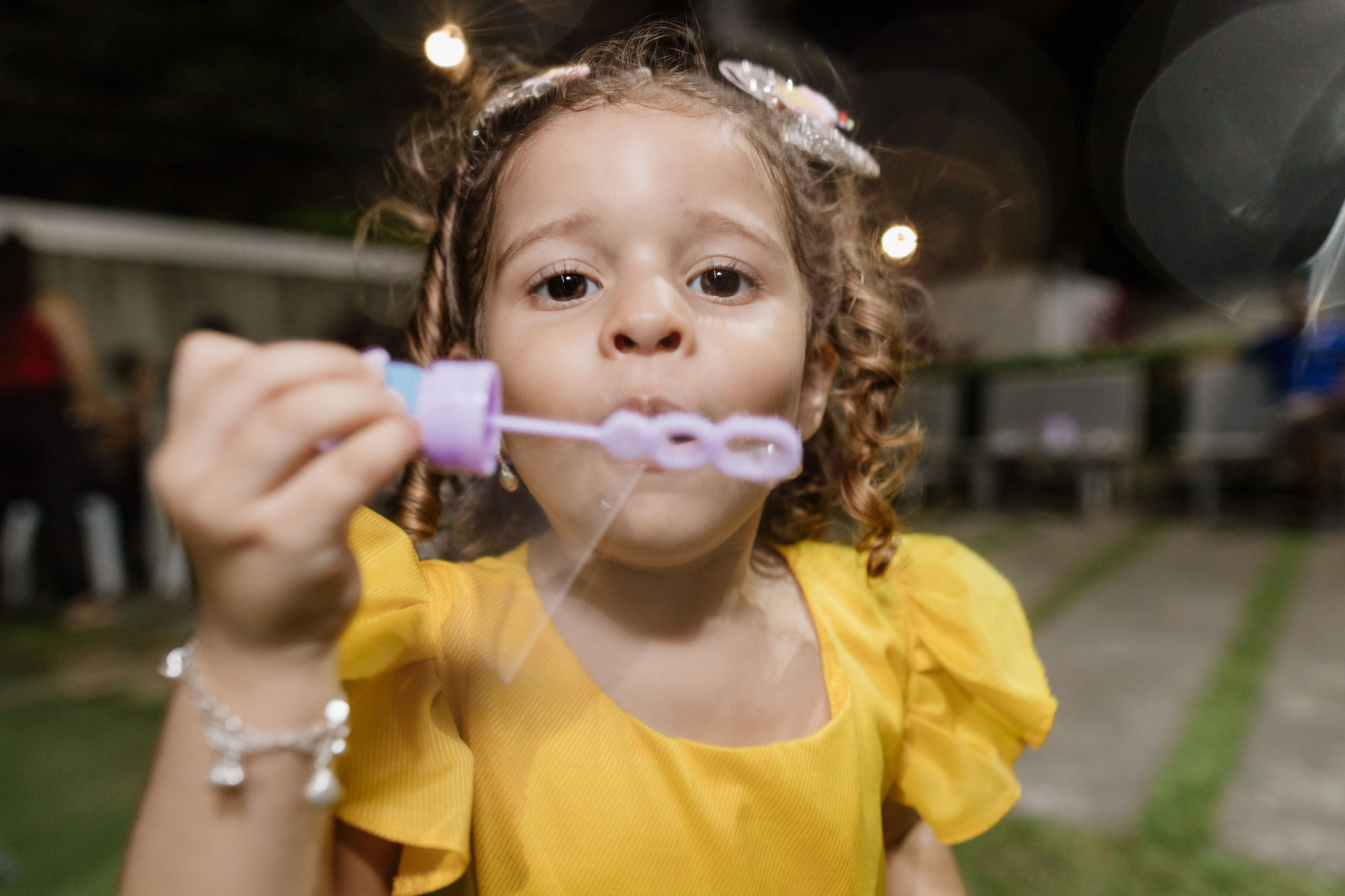 Criança brincando com bolha de sabão ao final da festa