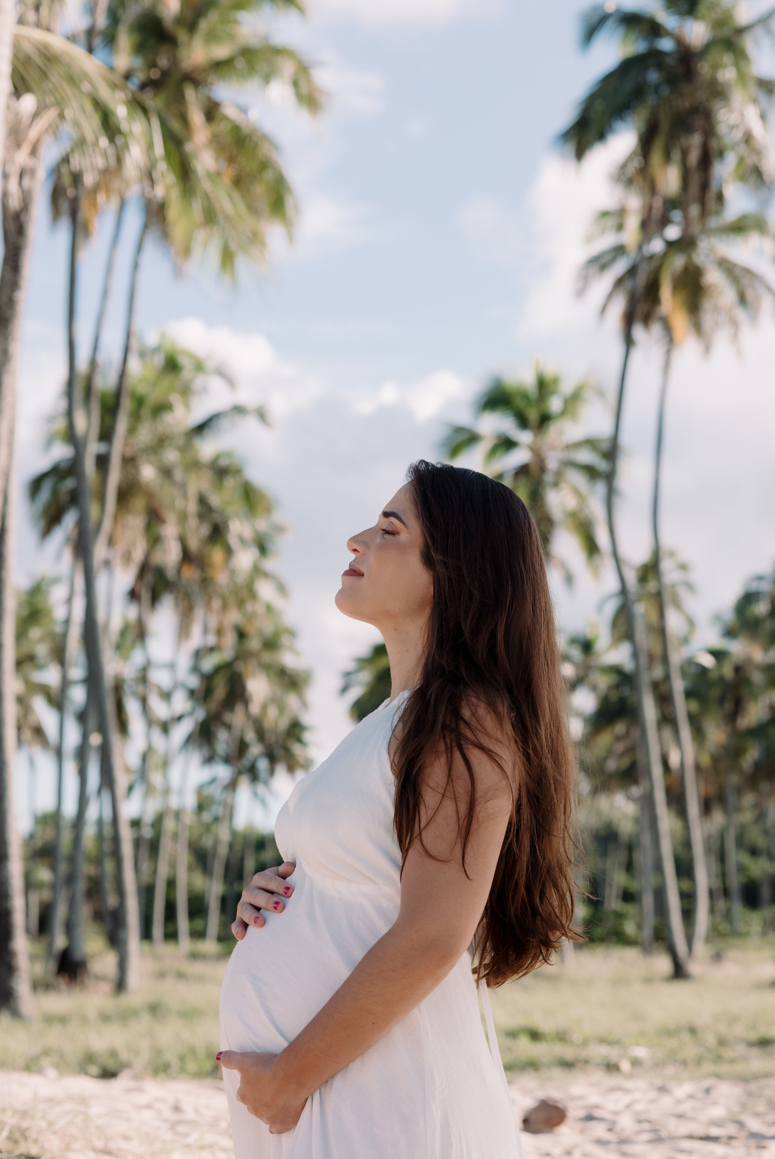 Registro minimalista da gestante na praia