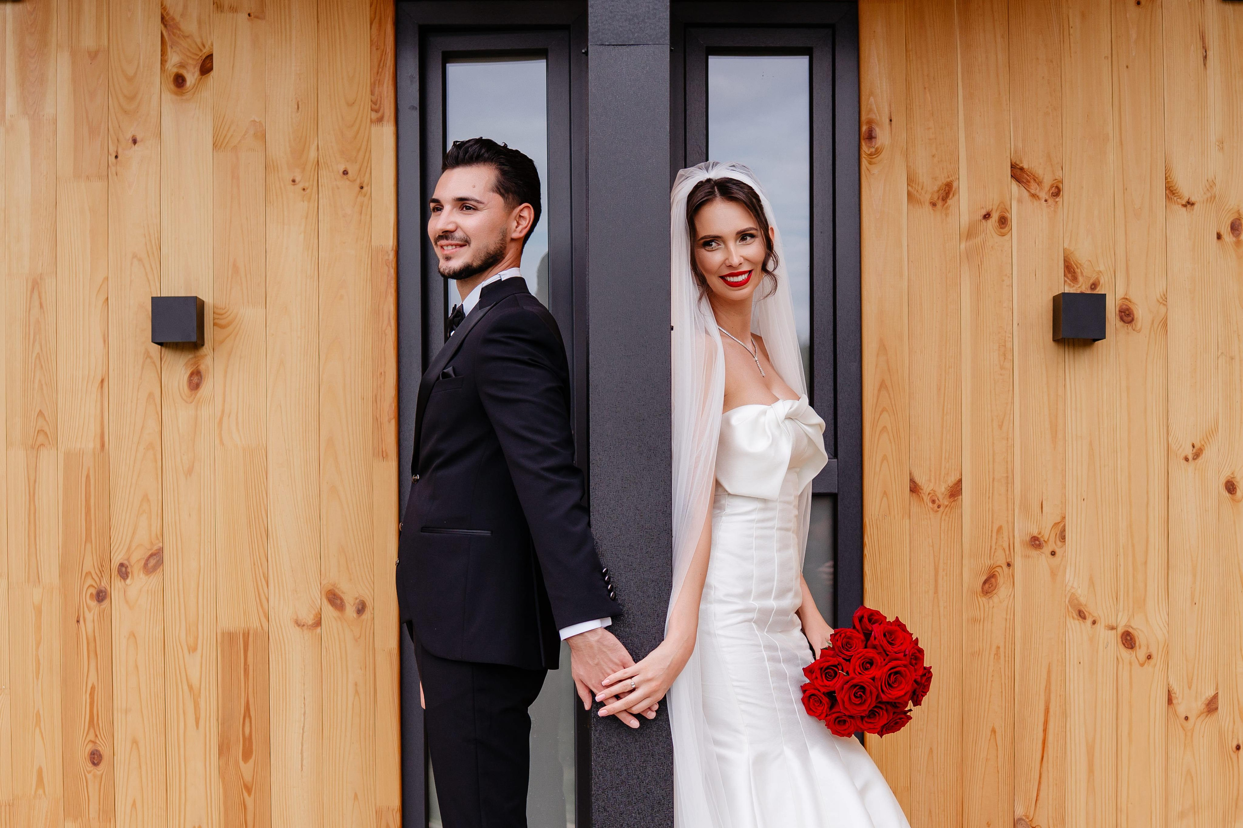 Cadru creativ folosind liniile moderne ale cabanei tip A-frame din Comănești.