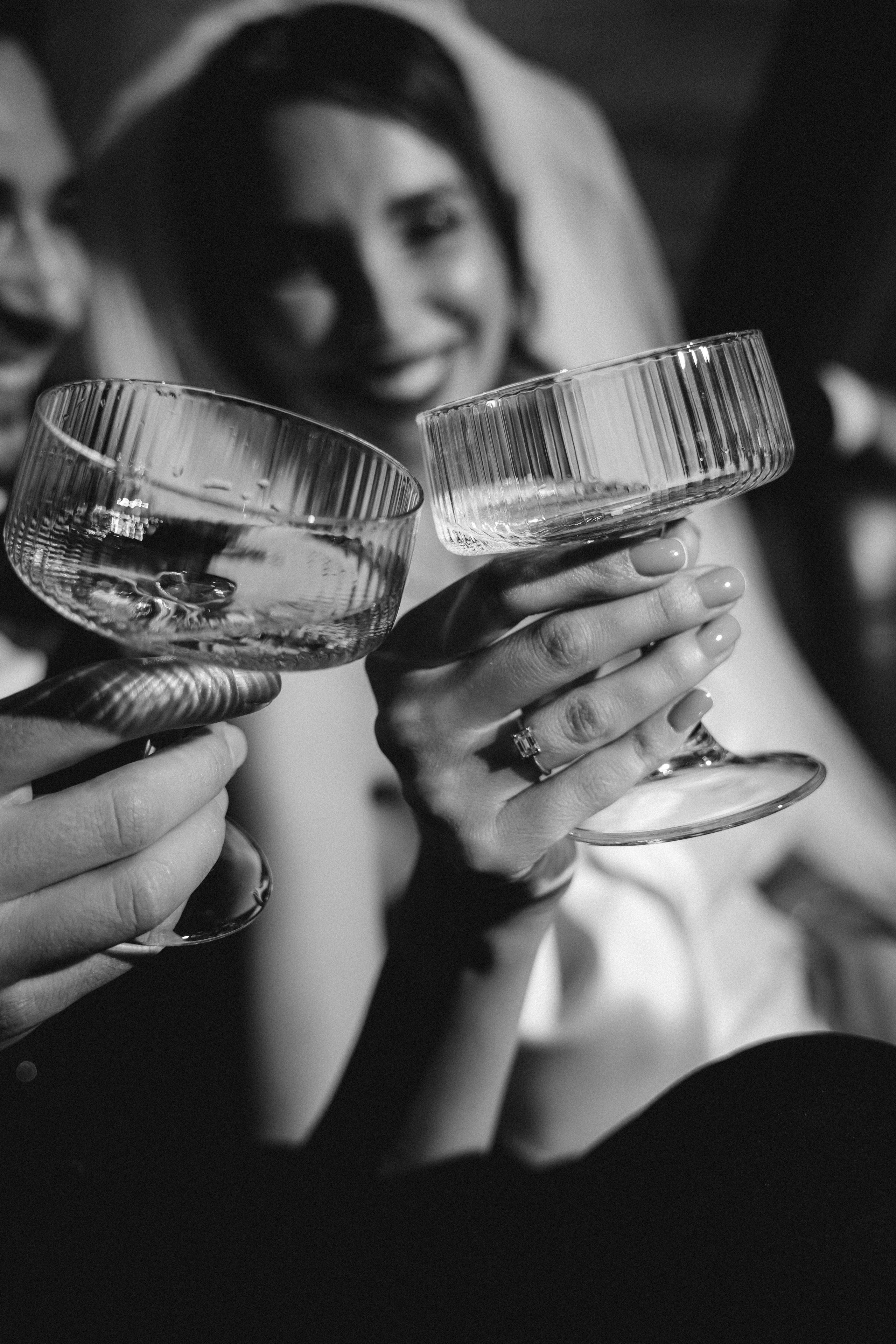 Anca și Dragoș, portret close-up de nuntă realizat în locația Cabana Masiv.Decorul meselor și aranjamentele florale în sala de evenimente Anne Dărmănești.