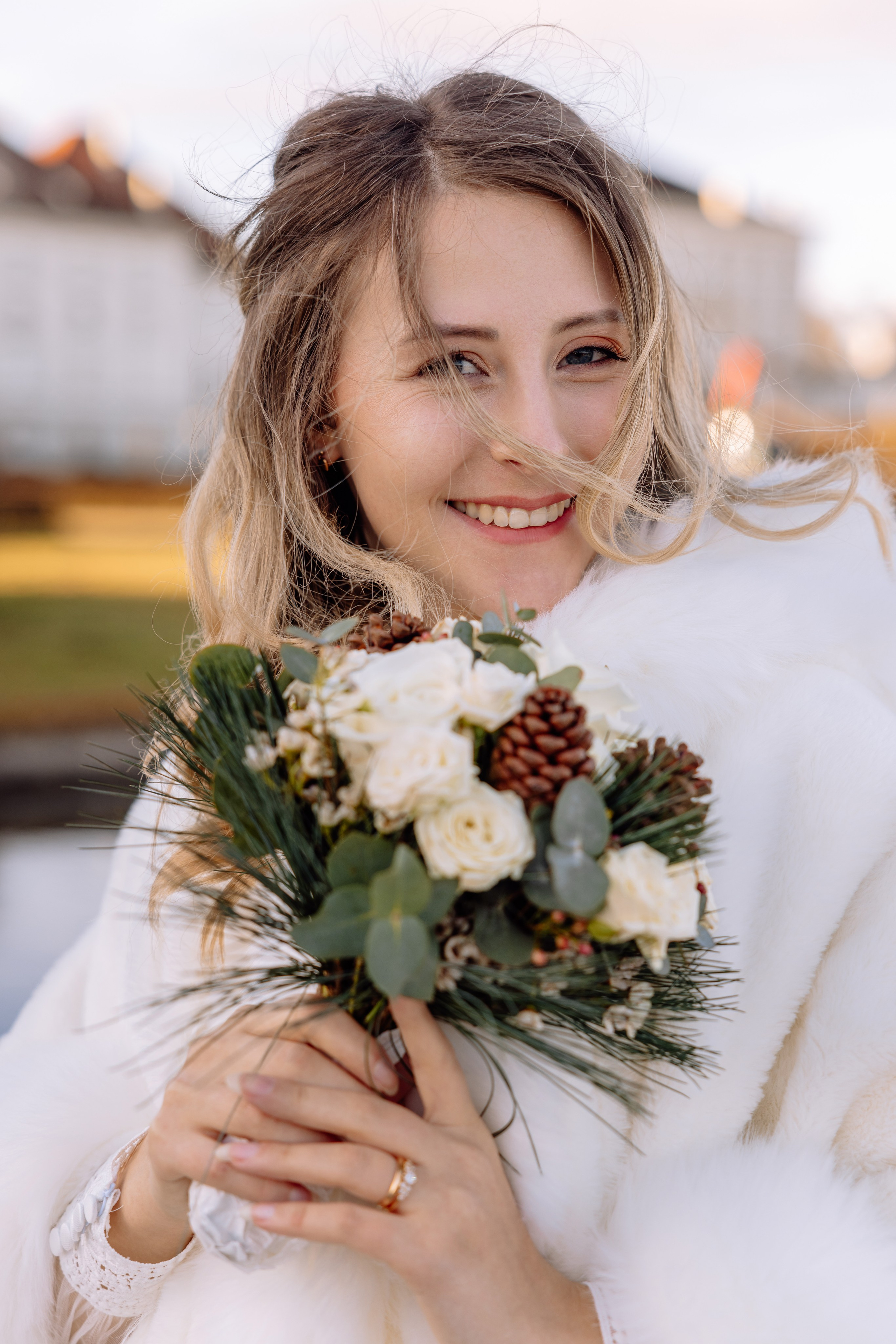 Nahaufnahme der Braut vor dem Schloss Nymphenburg