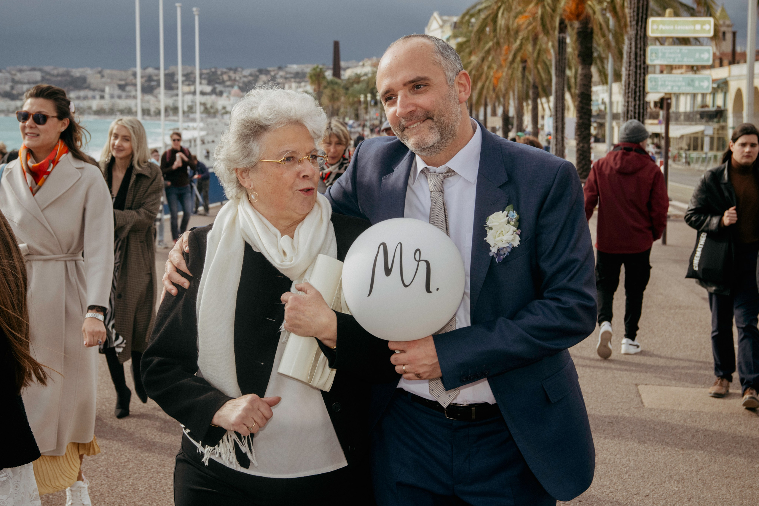 Le marié s’approche de sa mère et l’enlace tendrement.