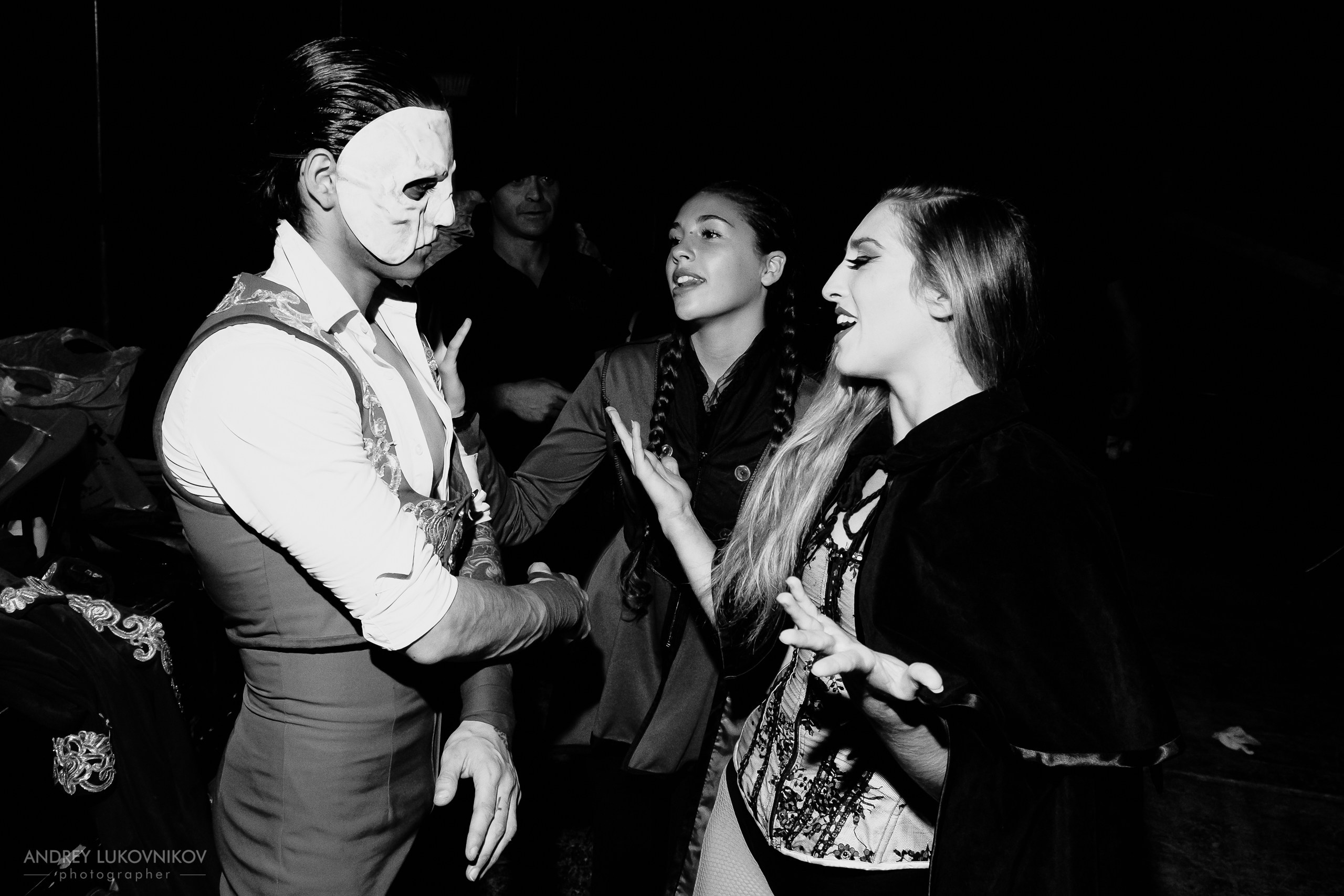 Sesión de fotos entre bastidores en El Circo Encantado: la vida de los artistas tras bambalinas