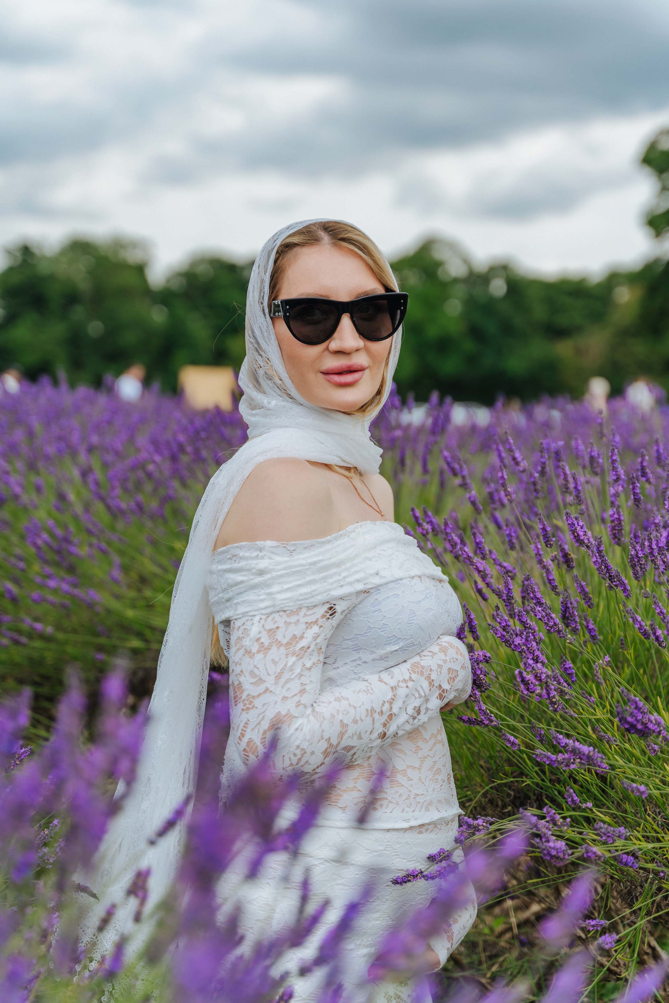 pregnant photo shoot in lavender field, pregnant photo shoot in london, pregnant photo shoot in lavender farmhouse