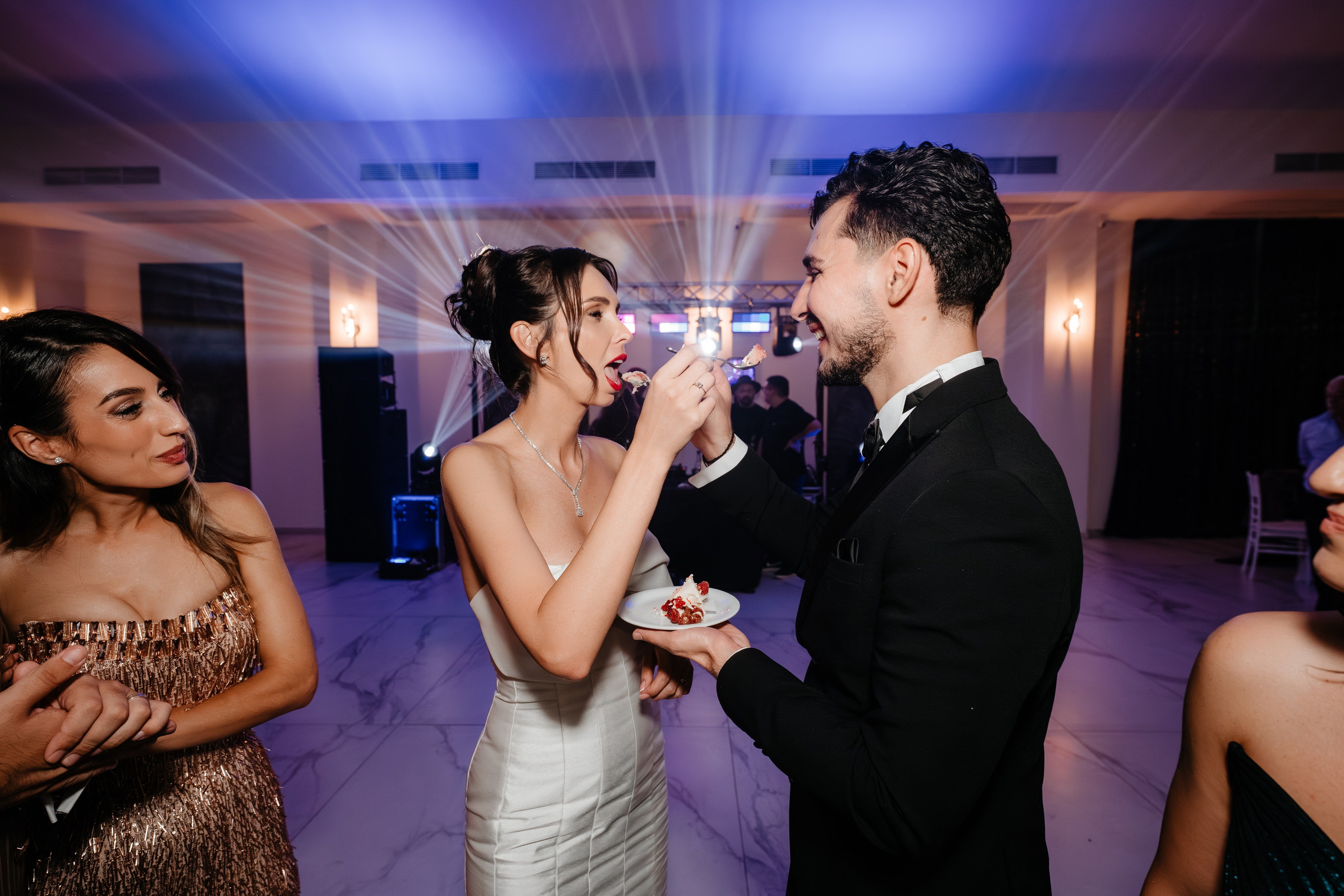 Tăierea tortului de nuntă sub ploaia de artificii la Anne Dărmănești.